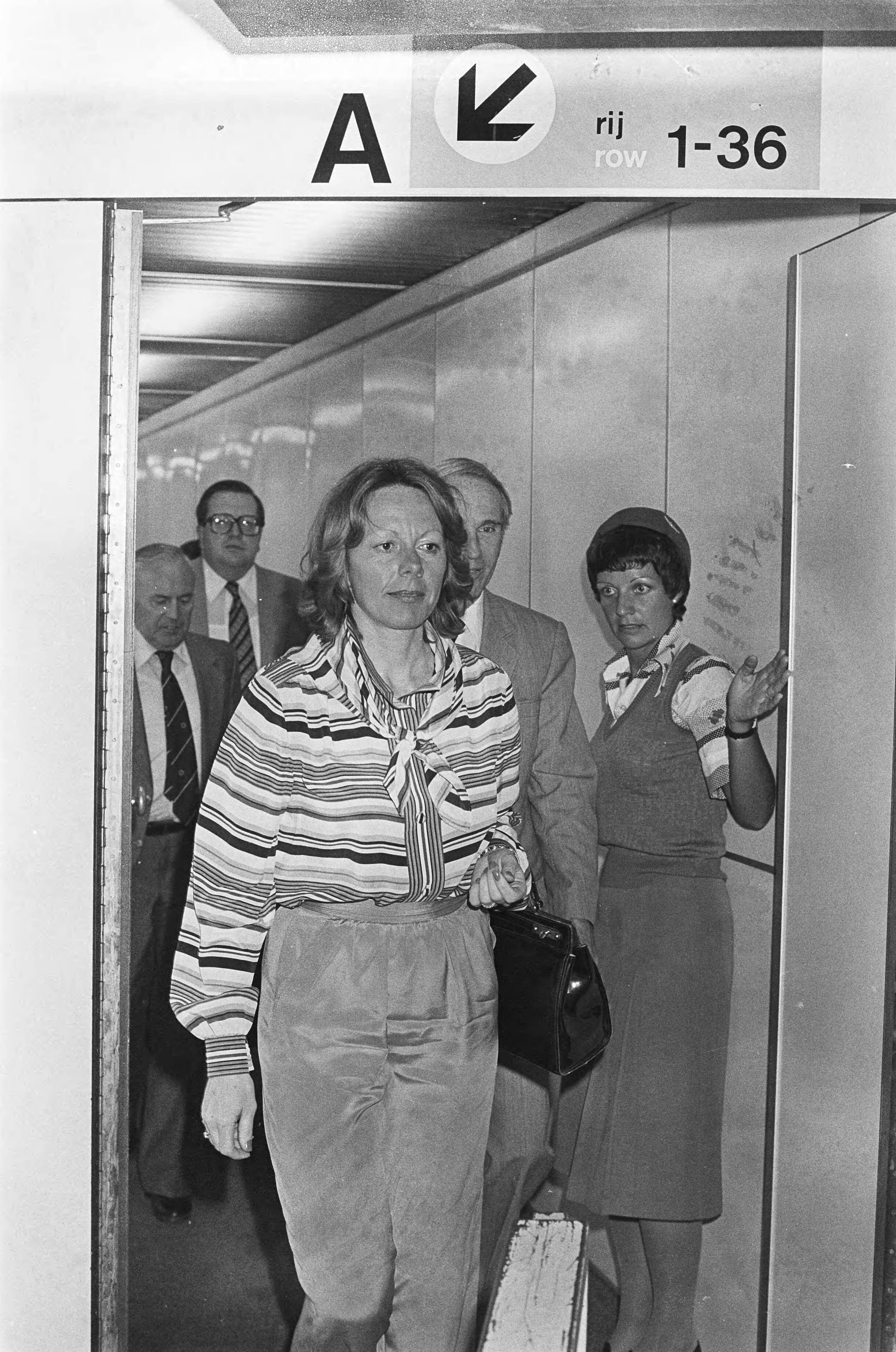 Fotocollectie Anefo — Aankomst staatssecretaris Smit Kroes op Schiphol na bezoek aan Saoedi Arabie — Foto: Dijk, Hans van / Anefo. Licentie: Set B: Rechtenvrij / Publiek Domein. Bron: Nationaal Archief. http://hdl.handle.net/10648/acde1ffc-d0b4-102d-bcf8-003048976d84
