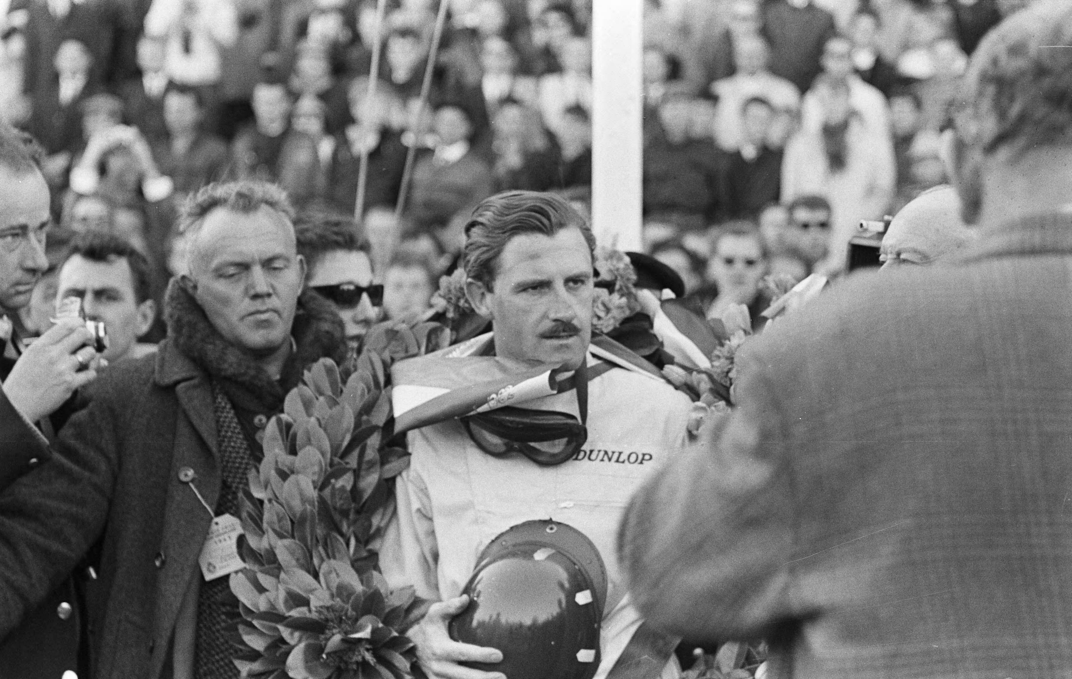 Grand Prix Zandvoort 1962 — Grand Prix van Zandvoort. Huldiging van winnaar Graham Hill — Foto: Bilsen, Joop van / Anefo. Licentie: Set B: Rechtenvrij / Publiek Domein. Bron: Nationaal Archief. http://hdl.handle.net/10648/aa09657a-d0b4-102d-bcf8-003048976d84