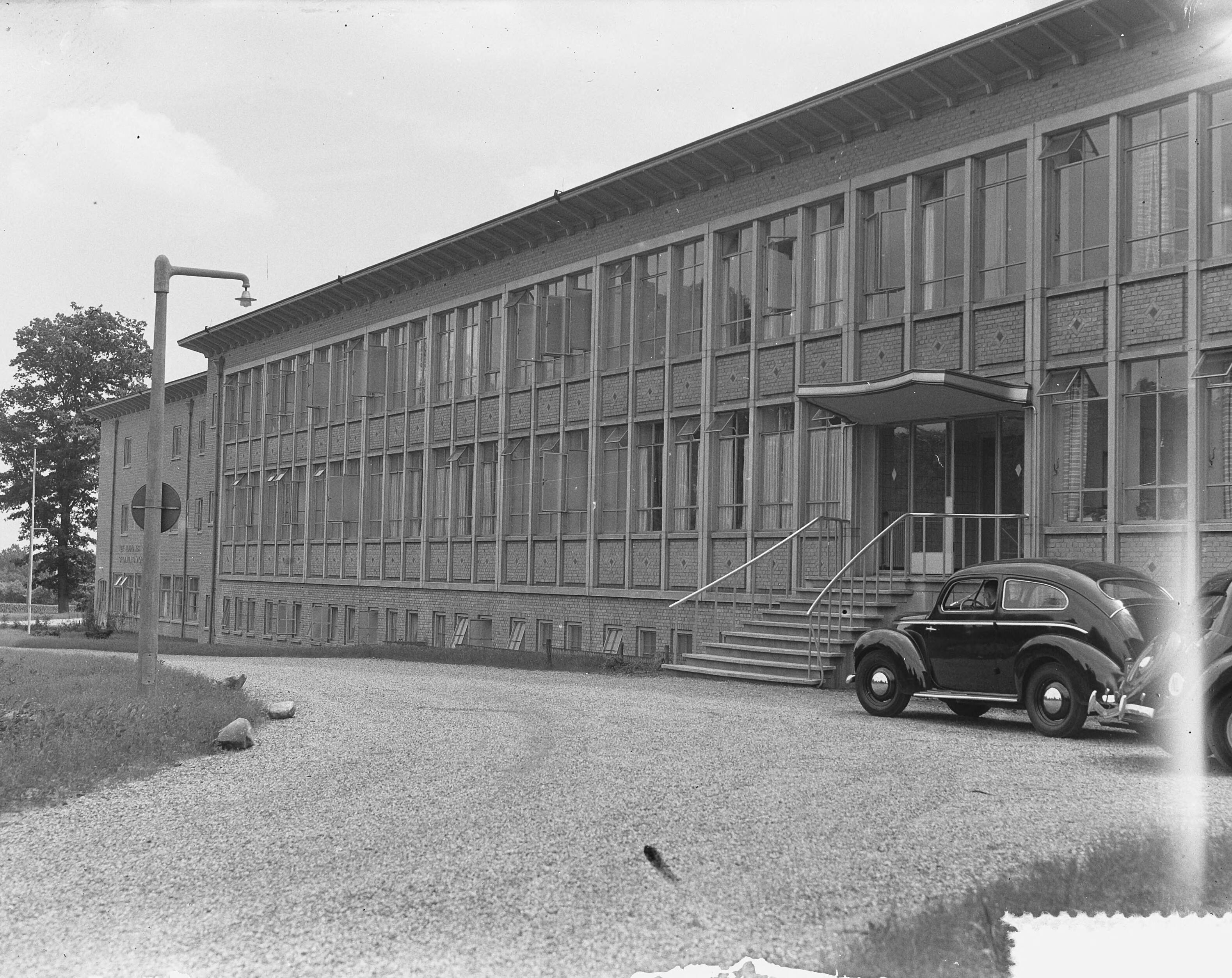 Studenten Sanatorium te Laren — Studenten Sanatorium te Laren. Het nieuwe gebouw, architect ir. J. van der Linden — Foto: Consenheim, Wim / Anefo. Licentie: Set B: Rechtenvrij / Publiek Domein. Bron: Nationaal Archief. http://hdl.handle.net/10648/a8fb9040-d0b4-102d-bcf8-003048976d84