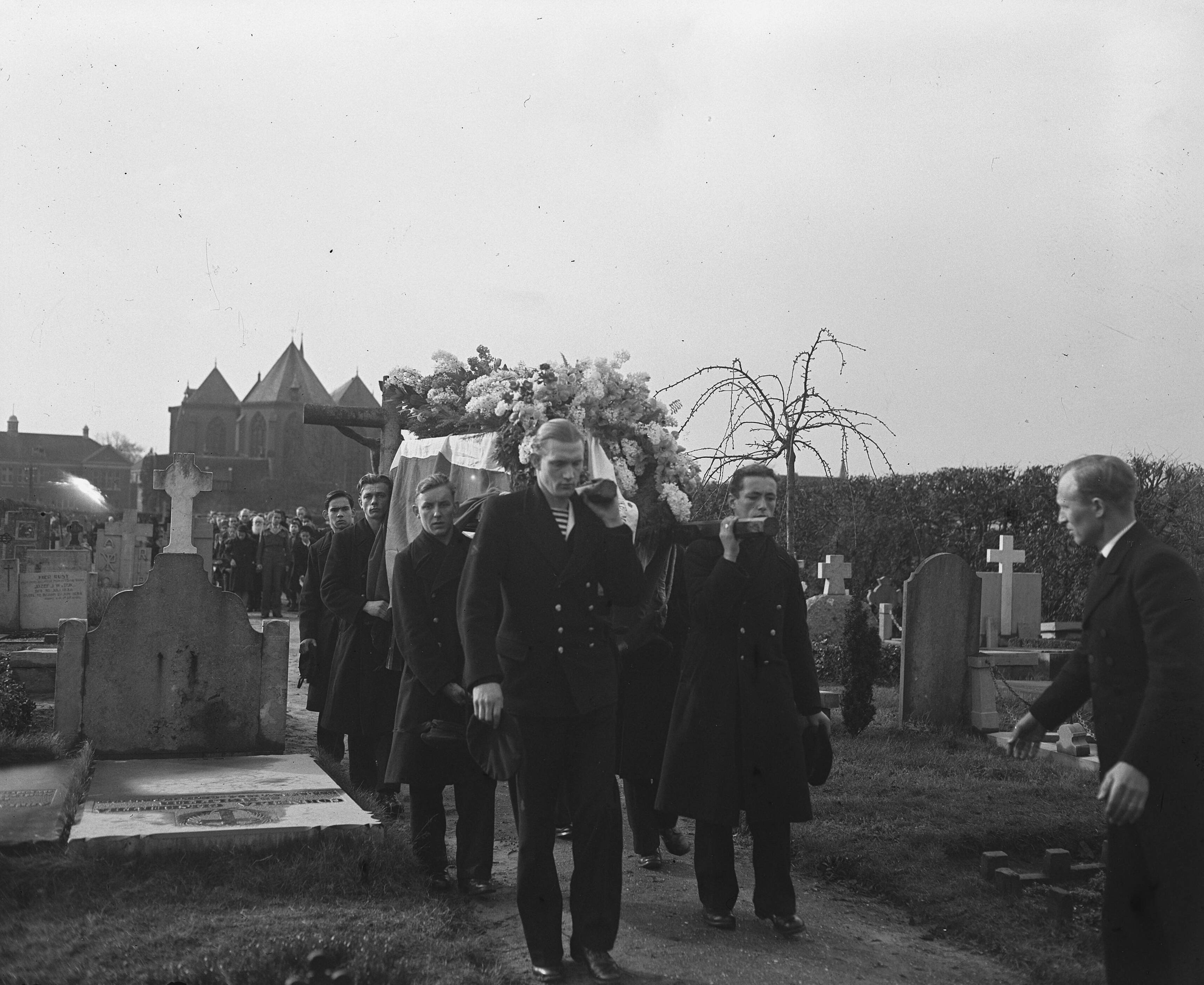 Fotocollectie Anefo — Begrafenis matroos-zeemilicien J.C. Arentsen — Foto: Snikkers, Anton / Anefo. Licentie: Set B: Rechtenvrij / Publiek Domein. Bron: Nationaal Archief. http://hdl.handle.net/10648/a8b29228-d0b4-102d-bcf8-003048976d84