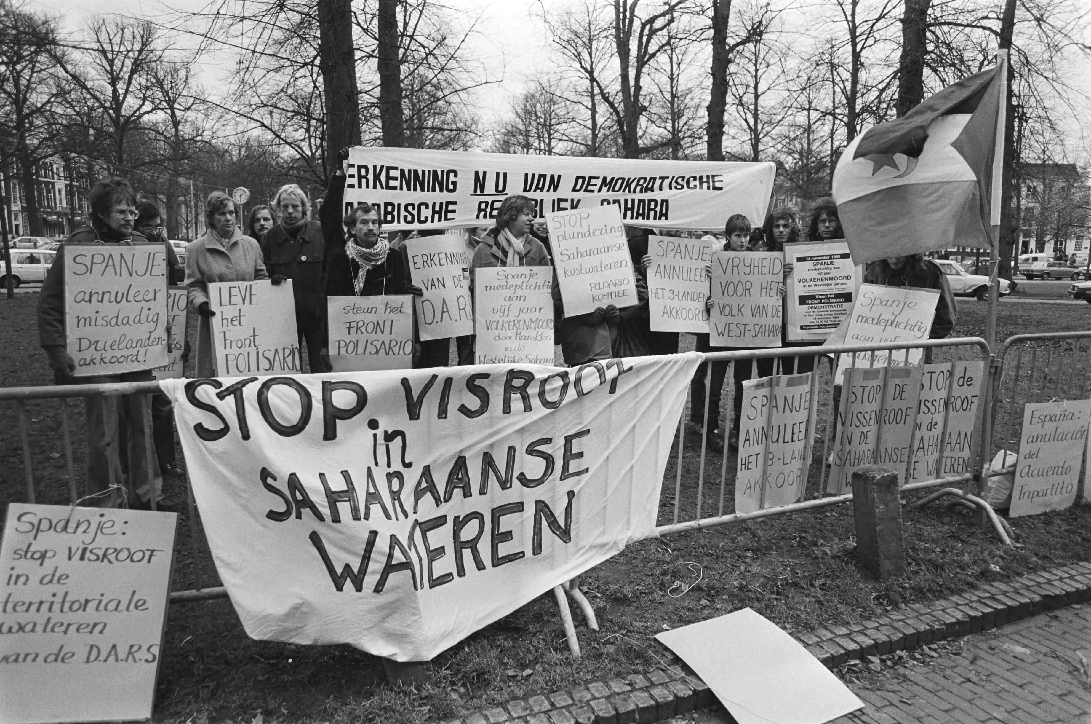 Fotocollectie Anefo — Demonstratie door het Polisariocomite voor de Spaanse Ambassade in Den Haag , demonstranten voor Spaanse Ambassade — Foto: Antonisse, Marcel / Anefo. Licentie: Set B: Rechtenvrij / Publiek Domein. Bron: Nationaal Archief. http://hdl.handle.net/10648/aceda17a-d0b4-102d-bcf8-003048976d84