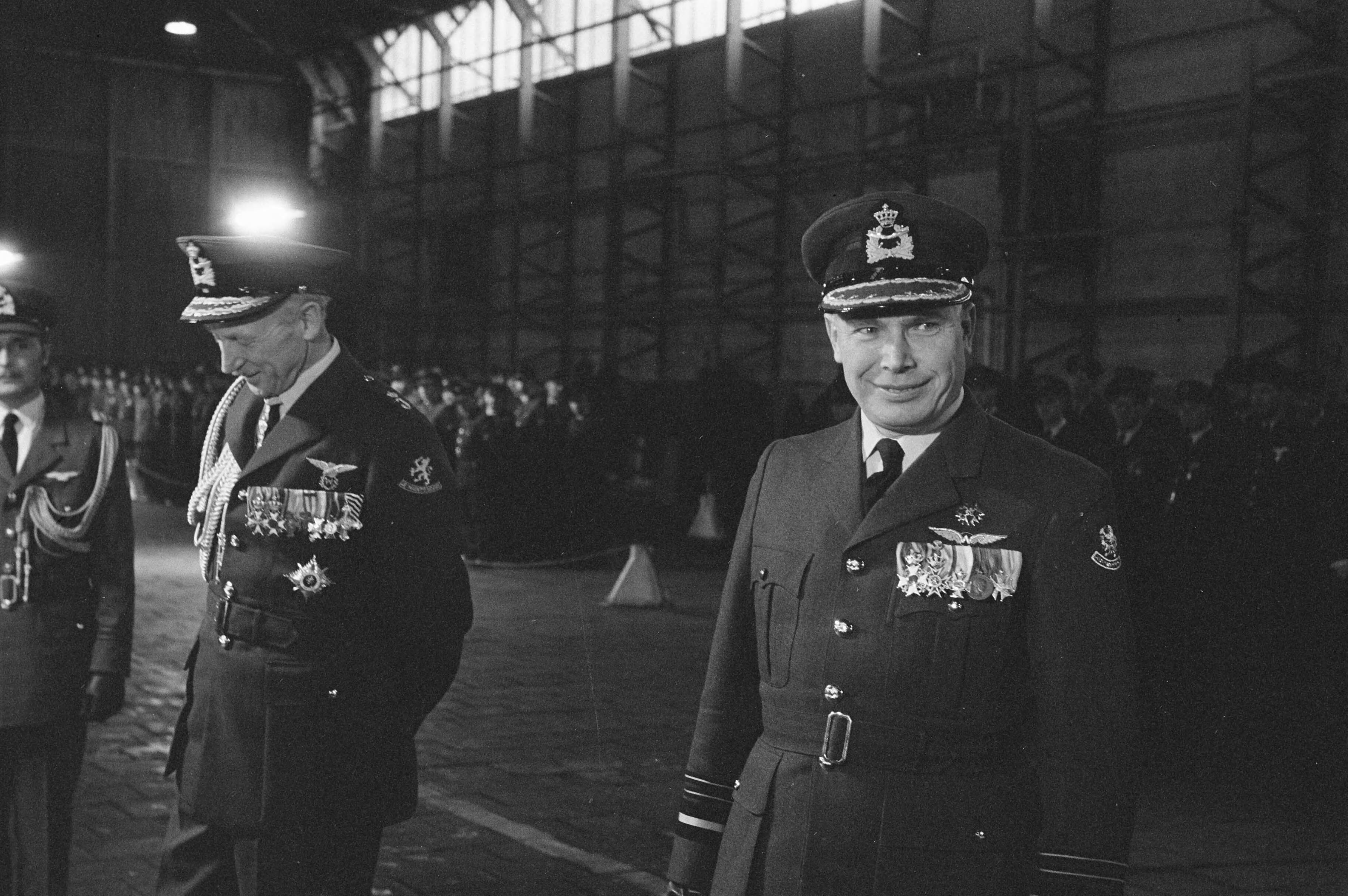 Fotocollectie Anefo — Overdracht van het commando der Luchtstrijdkrachten te Soesterberg door luitenant-generaal H. Schaper (links) aan luitenant-generaal H.P. Zielstra (rechts) — Foto: Pot, Harry / Anefo. Licentie: Set B: Rechtenvrij / Publiek Domein. Bron: Nationaal Archief. http://hdl.handle.net/10648/a9ee8c5a-d0b4-102d-bcf8-003048976d84