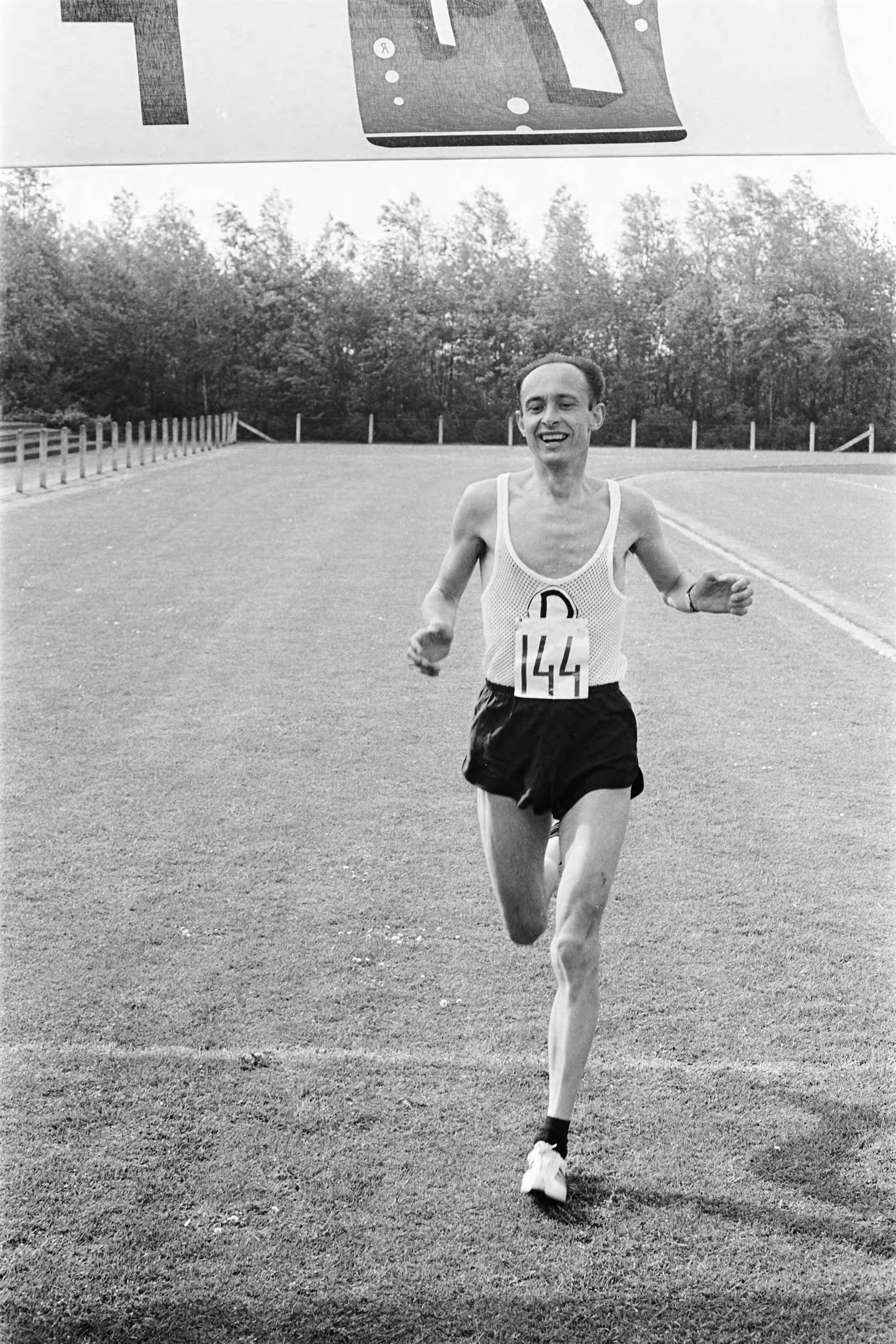 Fotocollectie Anefo — Internationale Veteranen Marathon te Baarn. Winnaar W. Weba (Duitsland) gaat door finish — Foto: Kroon, Ron / Anefo. Licentie: Set B: Rechtenvrij / Publiek Domein. Bron: Nationaal Archief. http://hdl.handle.net/10648/ab421978-d0b4-102d-bcf8-003048976d84