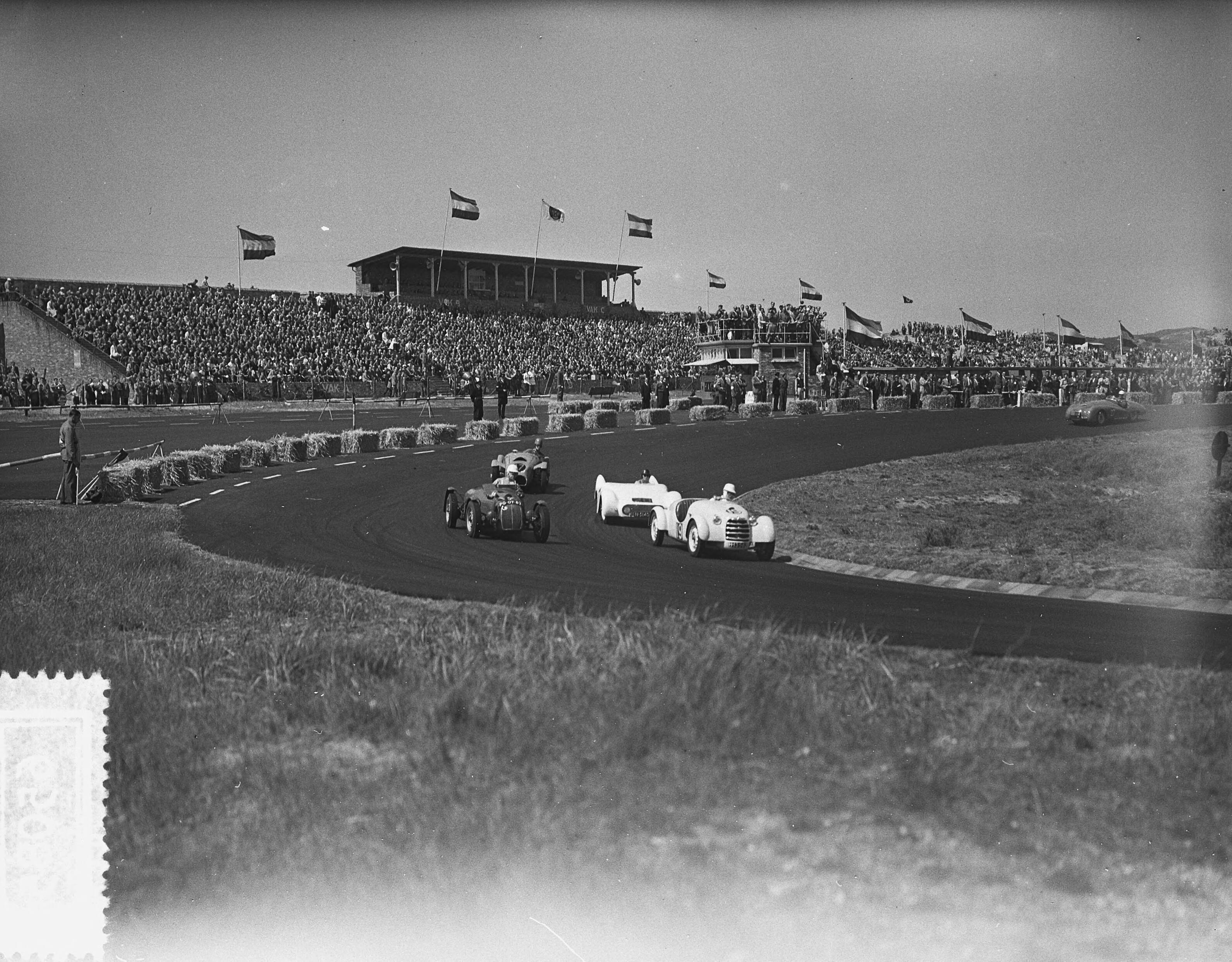 Fotocollectie Anefo — Nationale Sportwagenraces op het circuit van Zandvoort — Foto: Bilsen, Joop van / Anefo. Licentie: Set B: Rechtenvrij / Publiek Domein. Bron: Nationaal Archief. http://hdl.handle.net/10648/a9233e88-d0b4-102d-bcf8-003048976d84