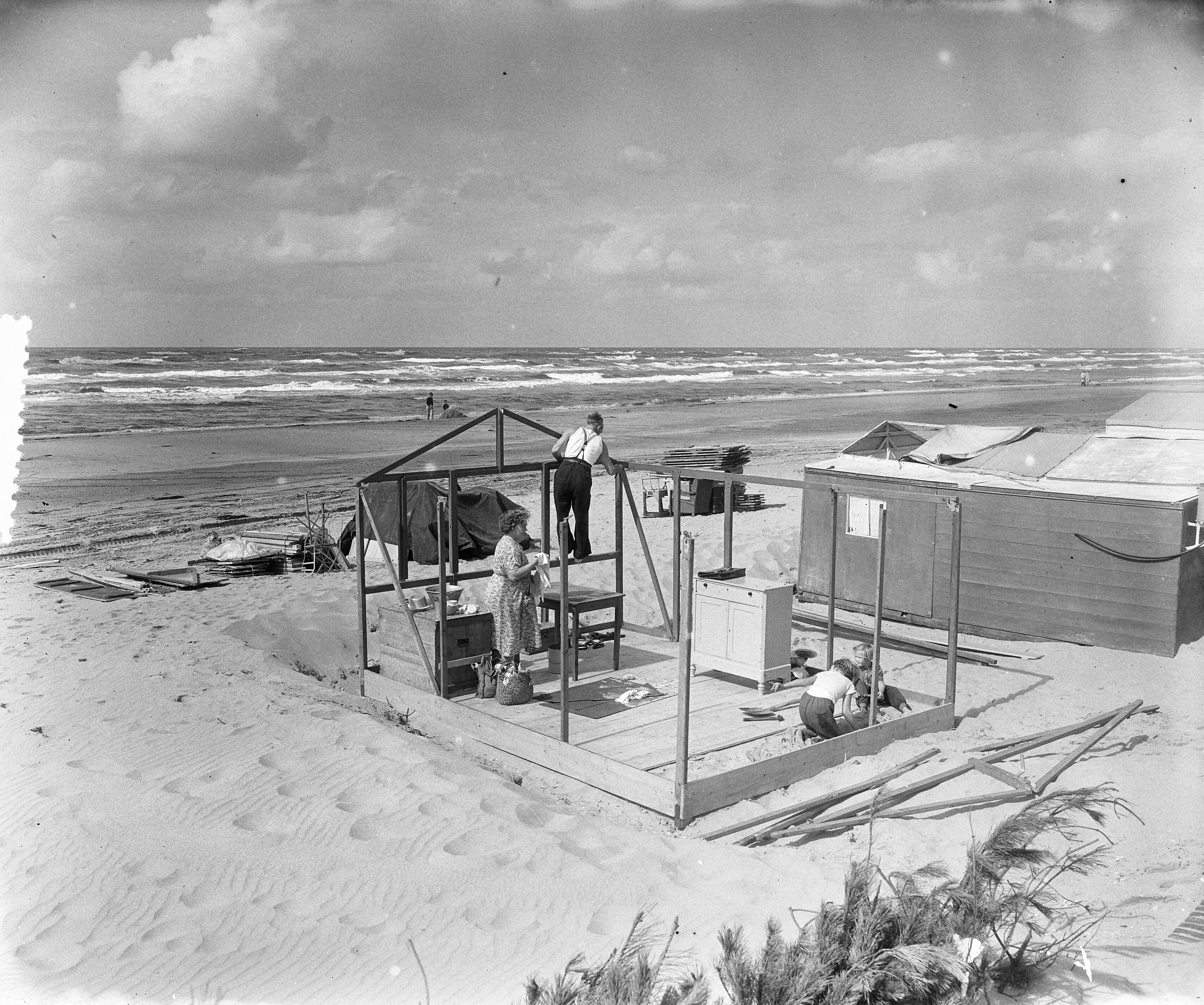Fotocollectie Anefo — Einde badseizoen Zandvoort — Foto: Pot, Harry / Anefo. Licentie: Set B: Rechtenvrij / Publiek Domein. Bron: Nationaal Archief. http://hdl.handle.net/10648/a912376e-d0b4-102d-bcf8-003048976d84