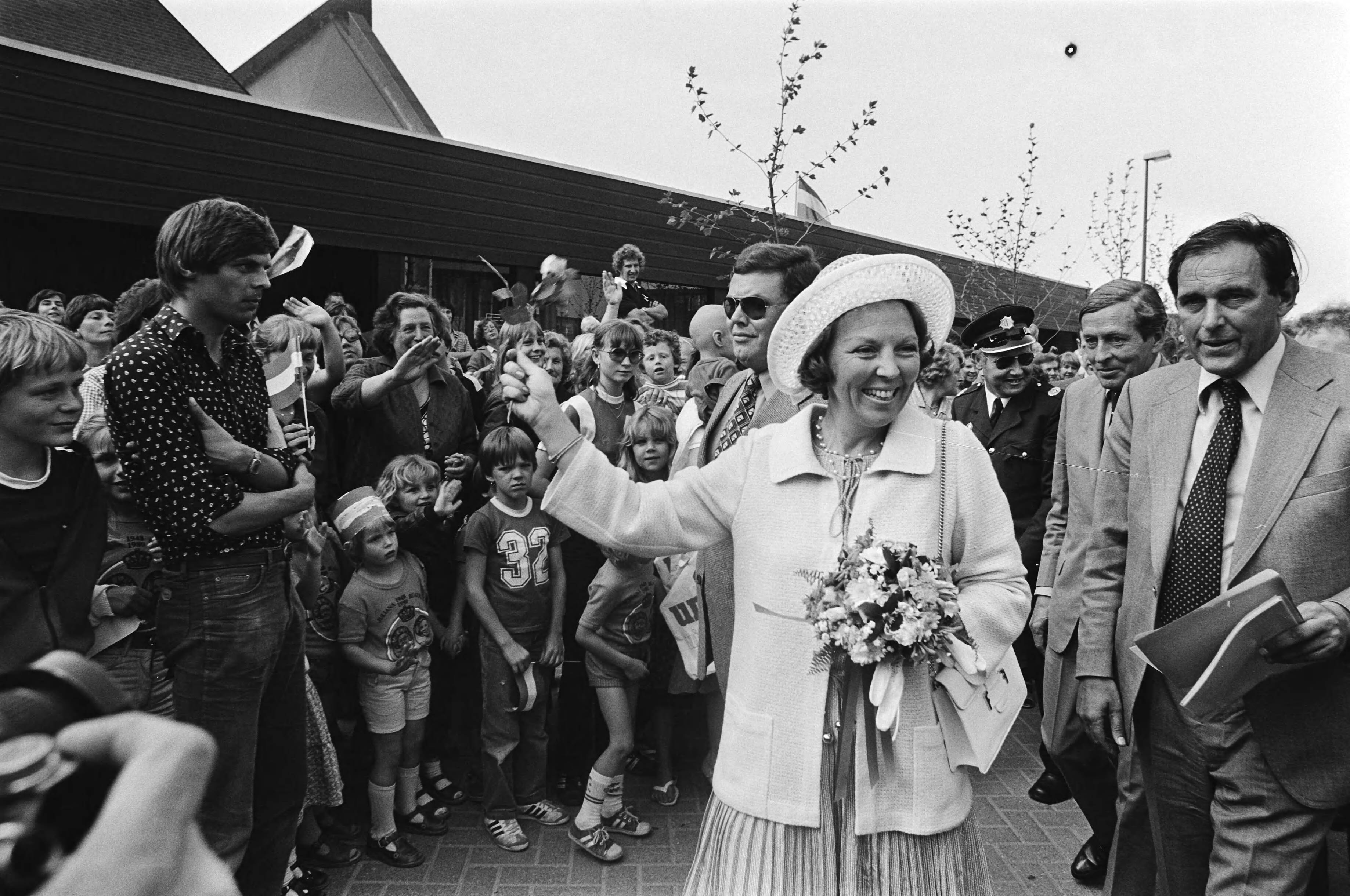 Fotocollectie Anefo — Koningin Beatrix bezoekt Almere; Hare Majesteit temidden van enthousiaste menigte — Foto: Croes, Rob C. / Anefo. Licentie: Set B: Rechtenvrij / Publiek Domein. Bron: Nationaal Archief. http://hdl.handle.net/10648/ace26a1c-d0b4-102d-bcf8-003048976d84