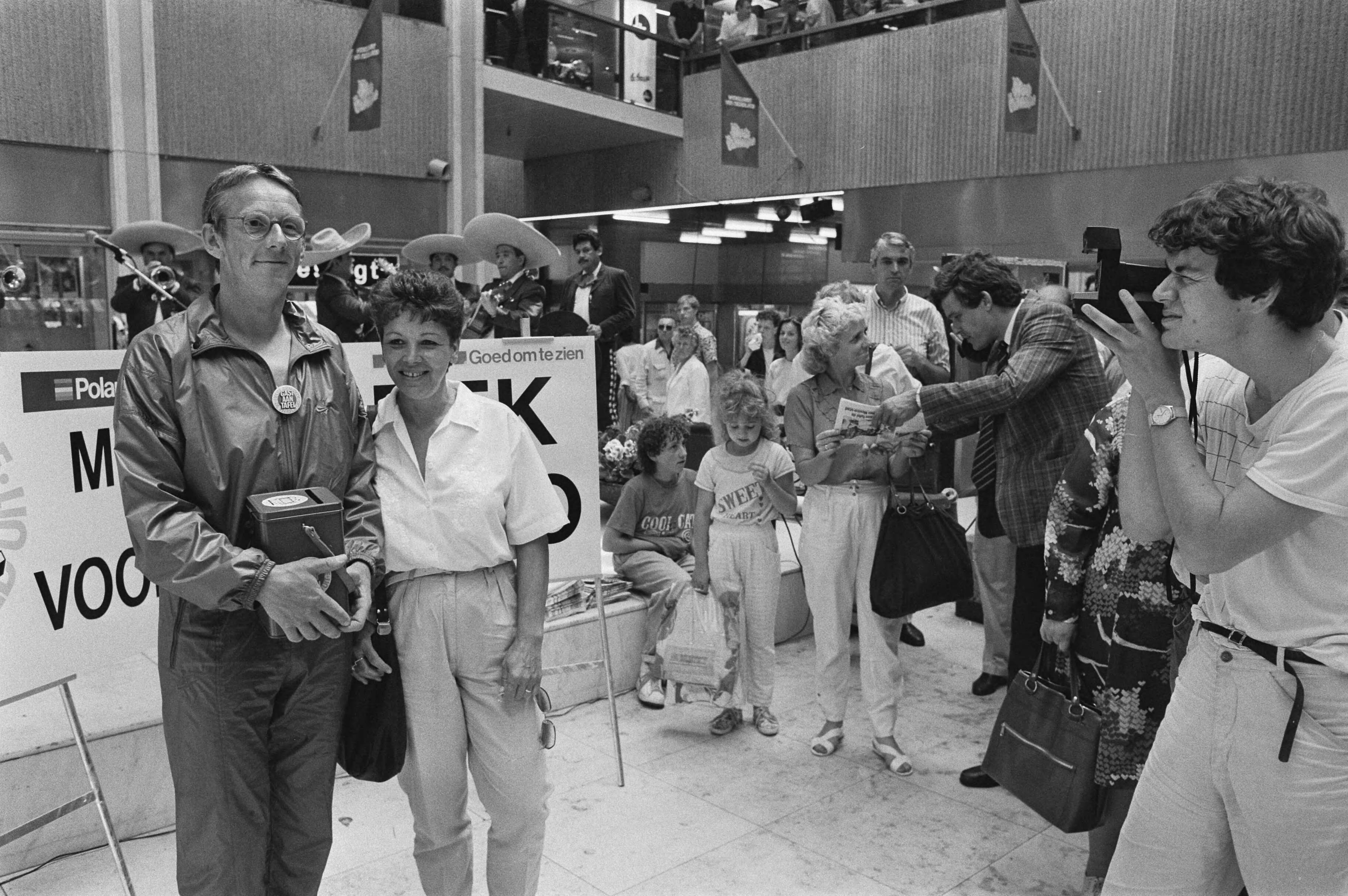 Fotocollectie Anefo — Freek de Jonge liet zich fotograferen voor f. 10,-- in Utrecht om daklozen in Mexico te helpen — Foto: Gerrits, Roland / Anefo. Licentie: Set B: Rechtenvrij / Publiek Domein. Bron: Nationaal Archief. http://hdl.handle.net/10648/ad546d6a-d0b4-102d-bcf8-003048976d84