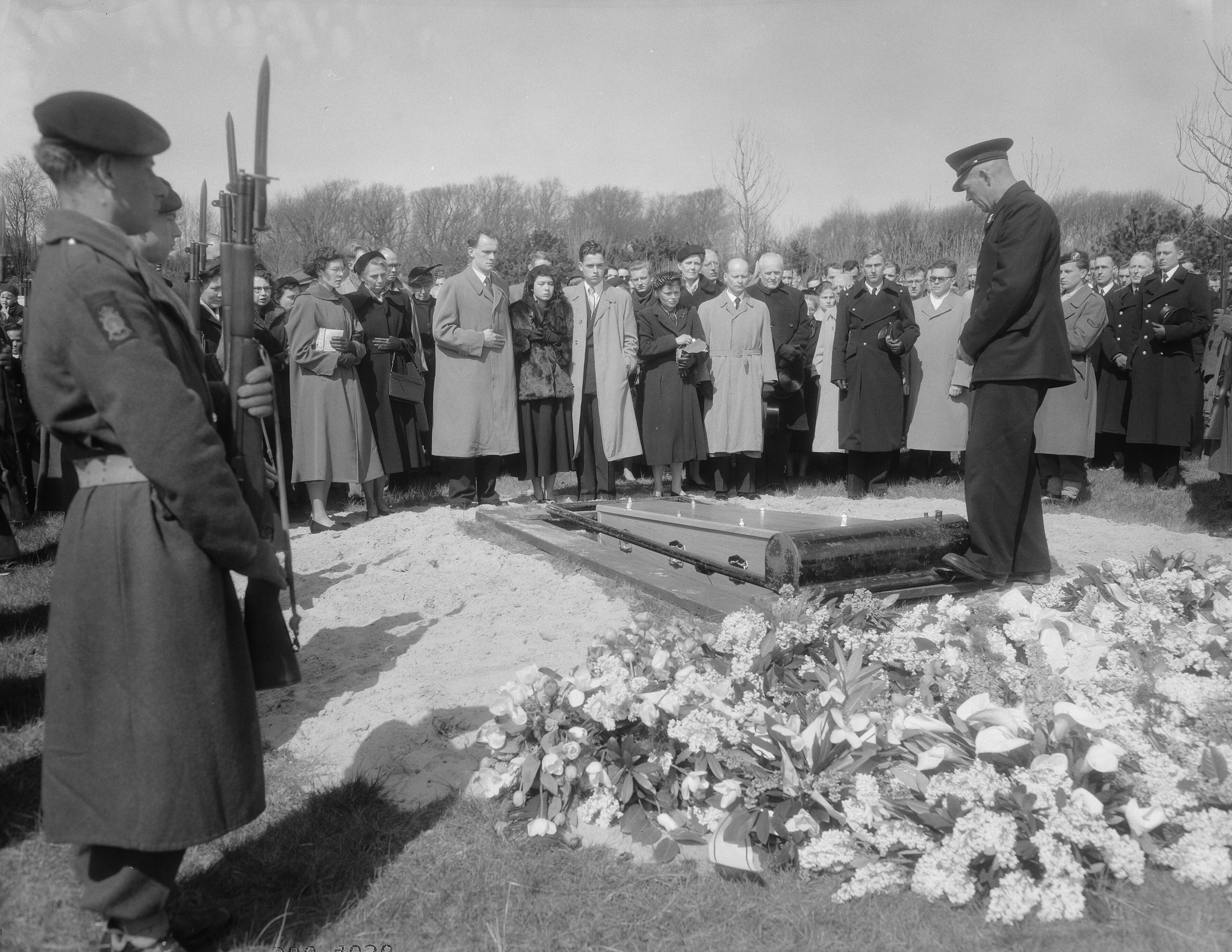 Fotocollectie Anefo — Marinebegrafenis van luitenant-ter-zee 3e klasse Tjebber in Den Haag — Foto: Duinen, G.W. van / Anefo. Licentie: Set B: Rechtenvrij / Publiek Domein. Bron: Nationaal Archief. http://hdl.handle.net/10648/a920240a-d0b4-102d-bcf8-003048976d84
