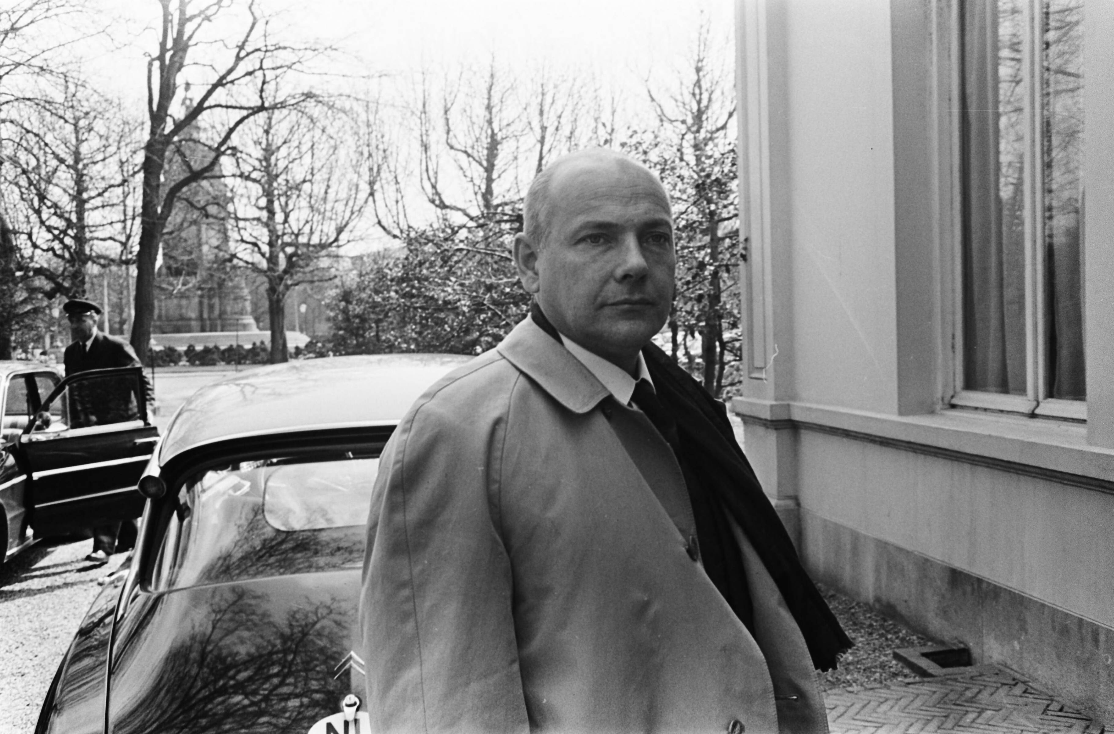 Fotocollectie Anefo — Drs. J.M. den Uyl (PvdA) wordt minister van Economische Zaken in het nieuwe kabinet-Cals — Foto: Koch, Eric / Anefo. Licentie: Set B: Rechtenvrij / Publiek Domein. Bron: Nationaal Archief. http://hdl.handle.net/10648/aa9f4eaa-d0b4-102d-bcf8-003048976d84