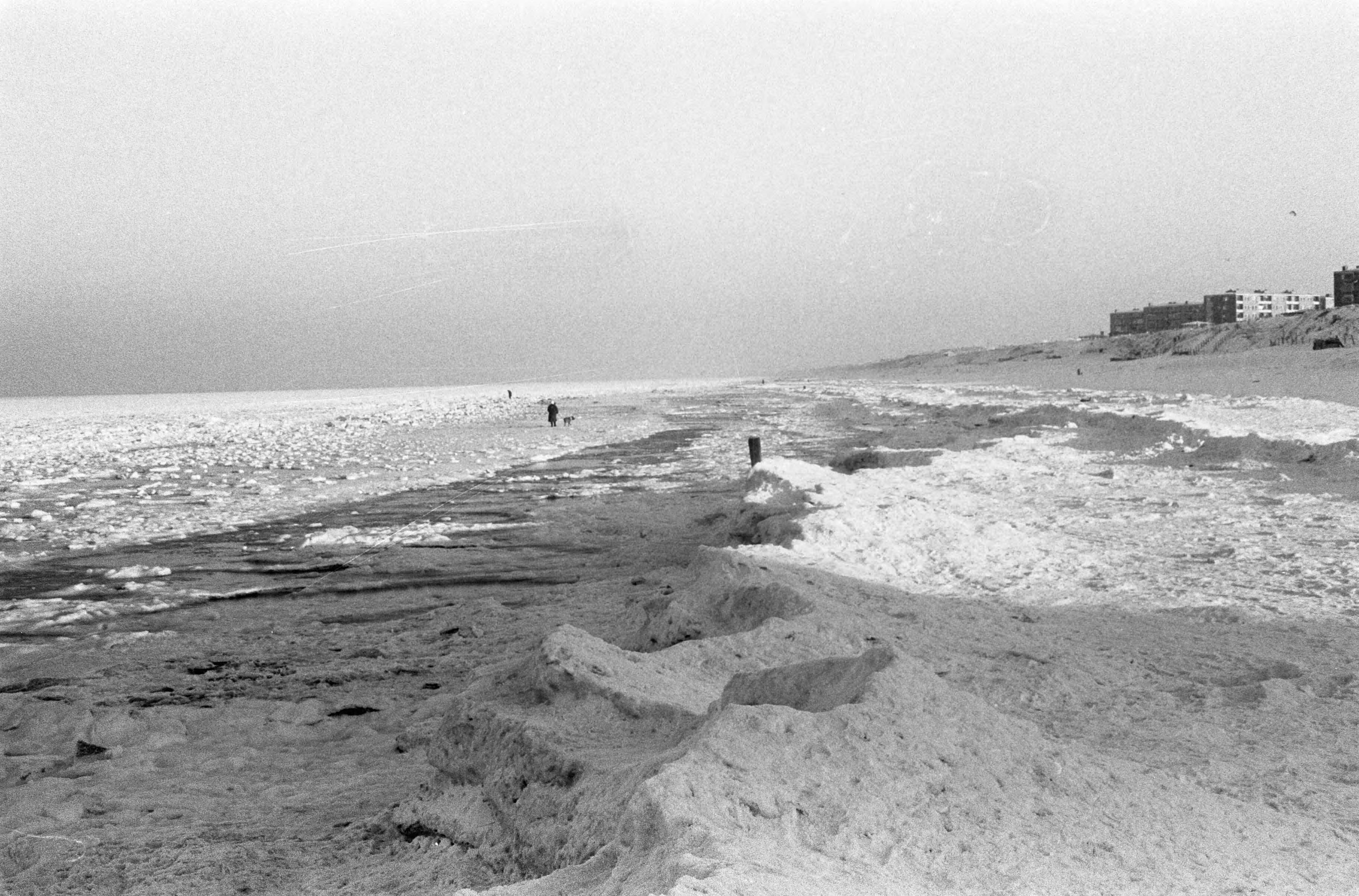 Fotocollectie Anefo — Noordzee voor de kust van Zandvoort dichtgevroren — Foto: Pot, Harry / Anefo. Licentie: Set B: Rechtenvrij / Publiek Domein. Bron: Nationaal Archief. http://hdl.handle.net/10648/aa2738c0-d0b4-102d-bcf8-003048976d84