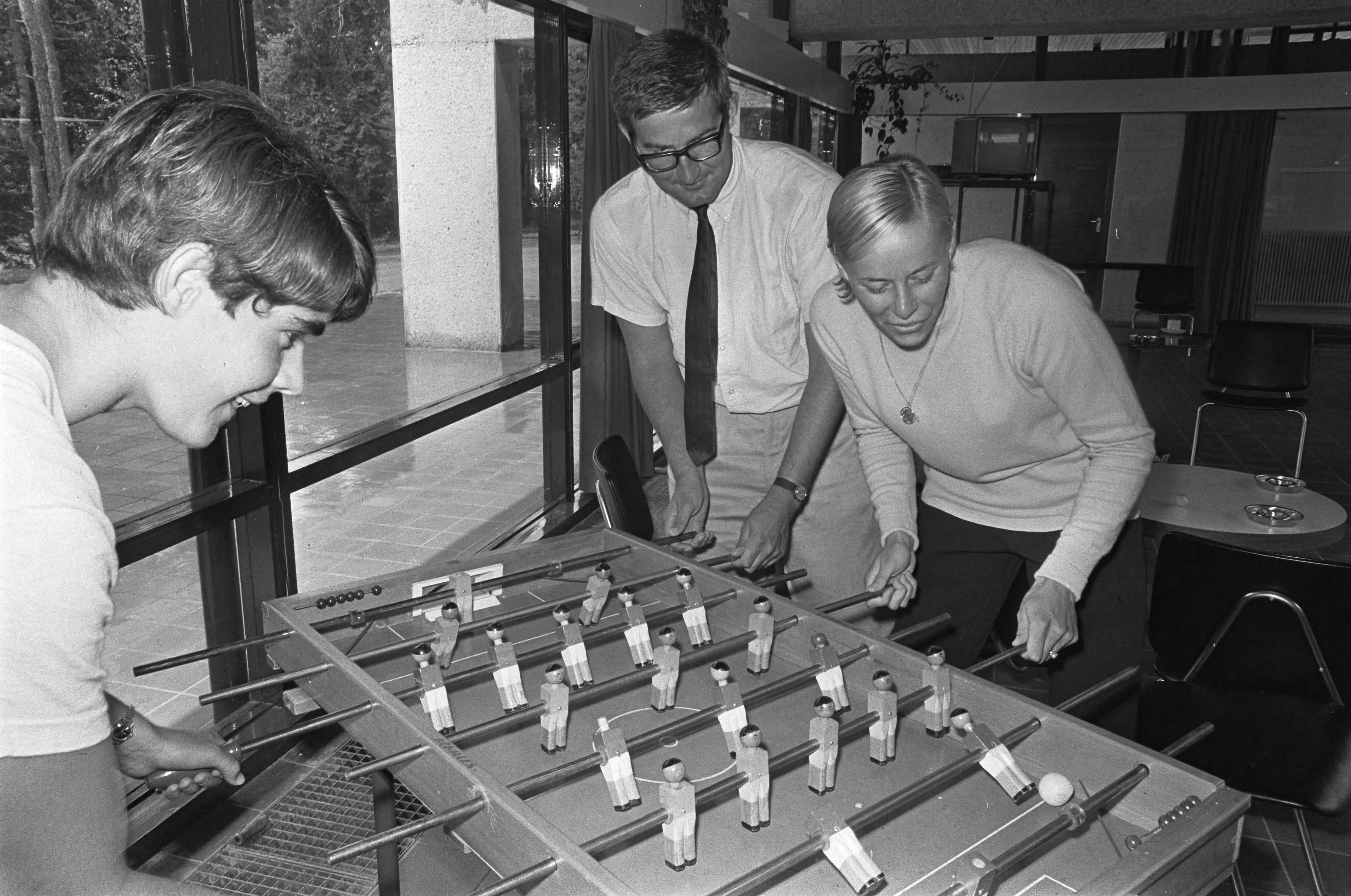 Fotocollectie Anefo — Europese Kampioenschappen zwemmen, Toos Beumer (l) en Gretta Kok spelen partijtje tafelvoetbal met trainer Rob Kerkhoven — Foto: Kroon, Ron / Anefo. Licentie: Set B: Rechtenvrij / Publiek Domein. Bron: Nationaal Archief. http://hdl.handle.net/10648/aaf550e8-d0b4-102d-bcf8-003048976d84