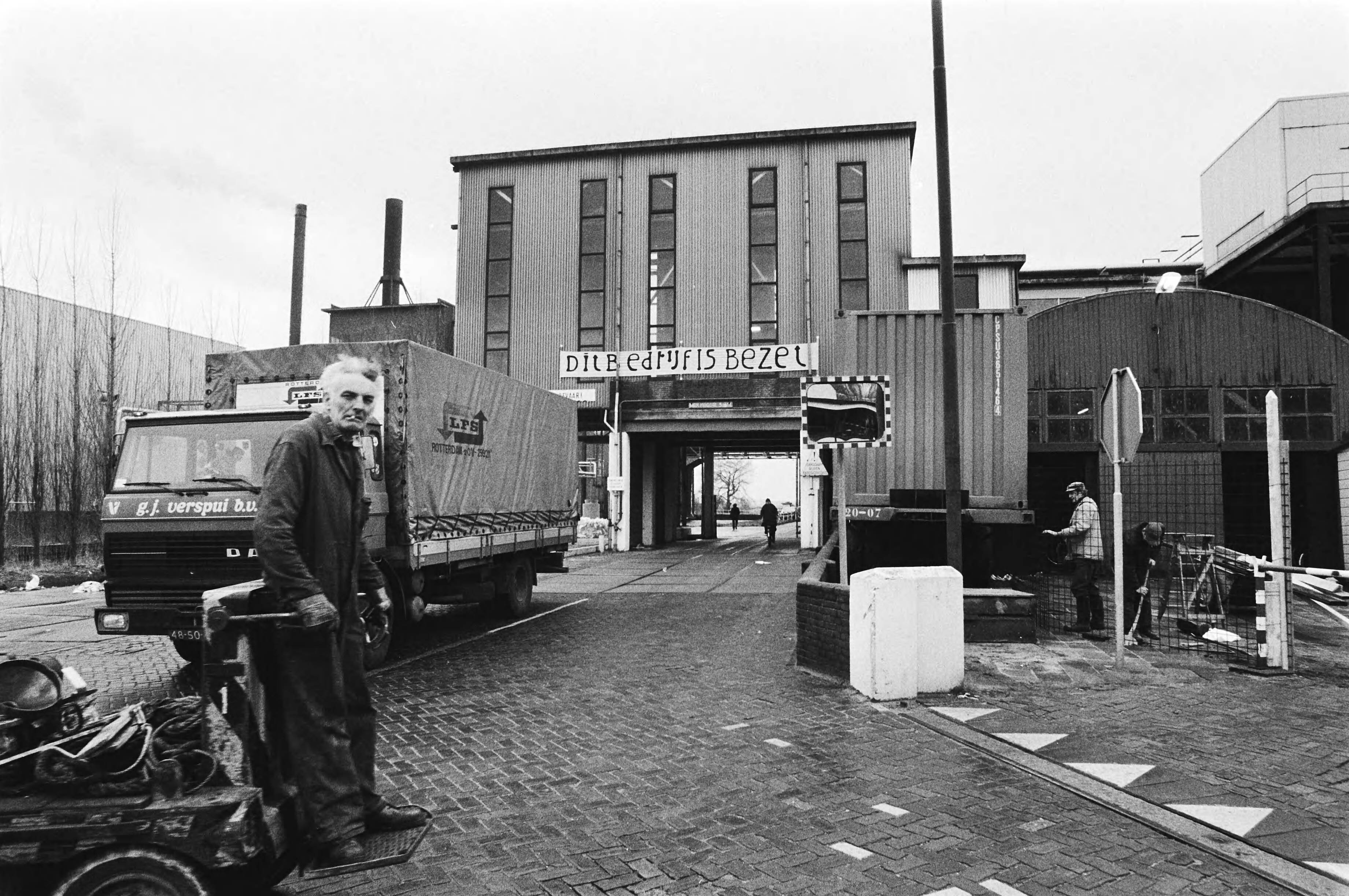 Fotocollectie Anefo — Van Gelder in Wormer bezet; exterieur bedrijf — Foto: Croes, Rob C. / Anefo. Licentie: Set B: Rechtenvrij / Publiek Domein. Bron: Nationaal Archief. http://hdl.handle.net/10648/acd88c2c-d0b4-102d-bcf8-003048976d84