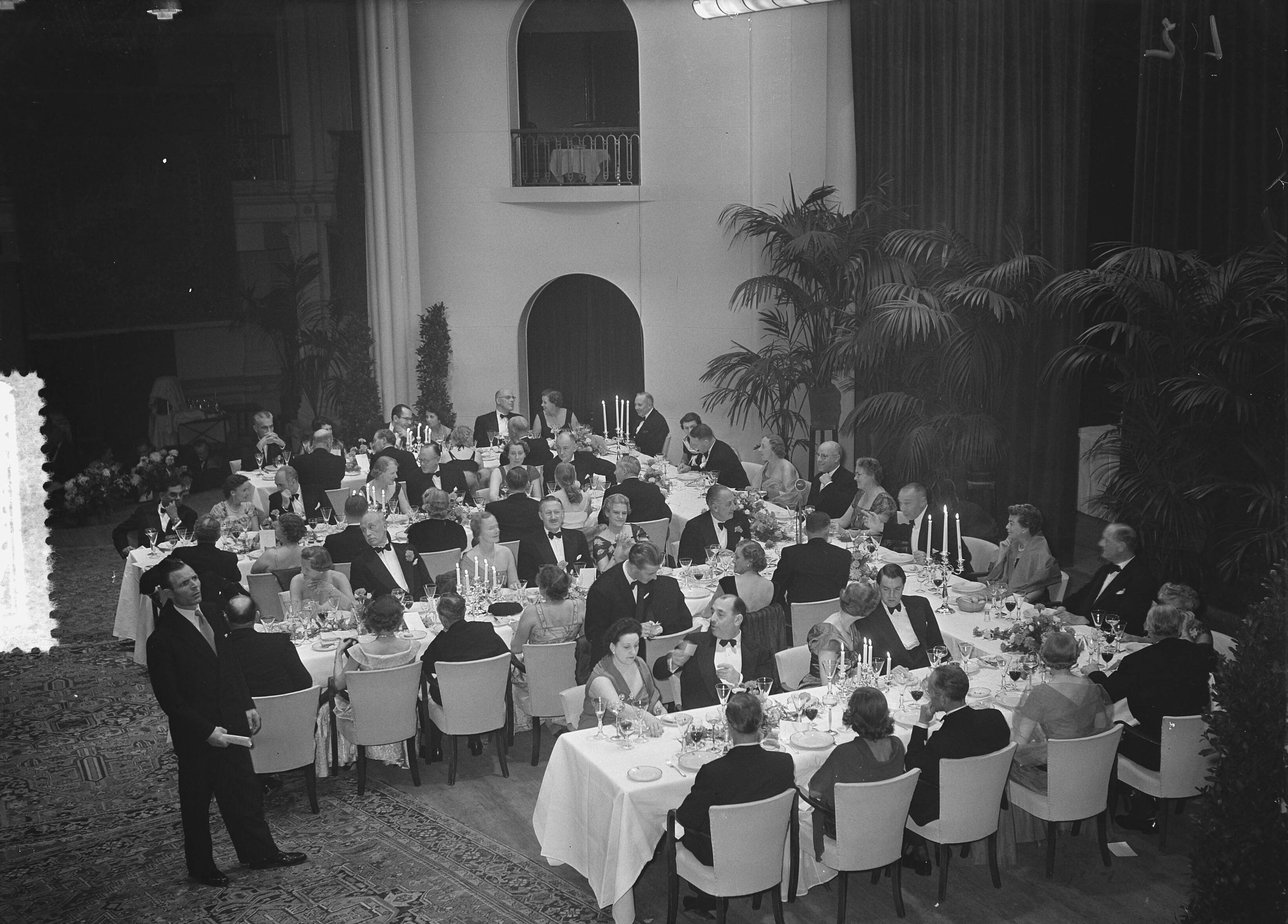 Fotocollectie Anefo — Congres zee-assuradeuren Den Haag , hoofdtafel — Foto: Bilsen, Joop van / Anefo. Licentie: Set B: Rechtenvrij / Publiek Domein. Bron: Nationaal Archief. http://hdl.handle.net/10648/a9295912-d0b4-102d-bcf8-003048976d84