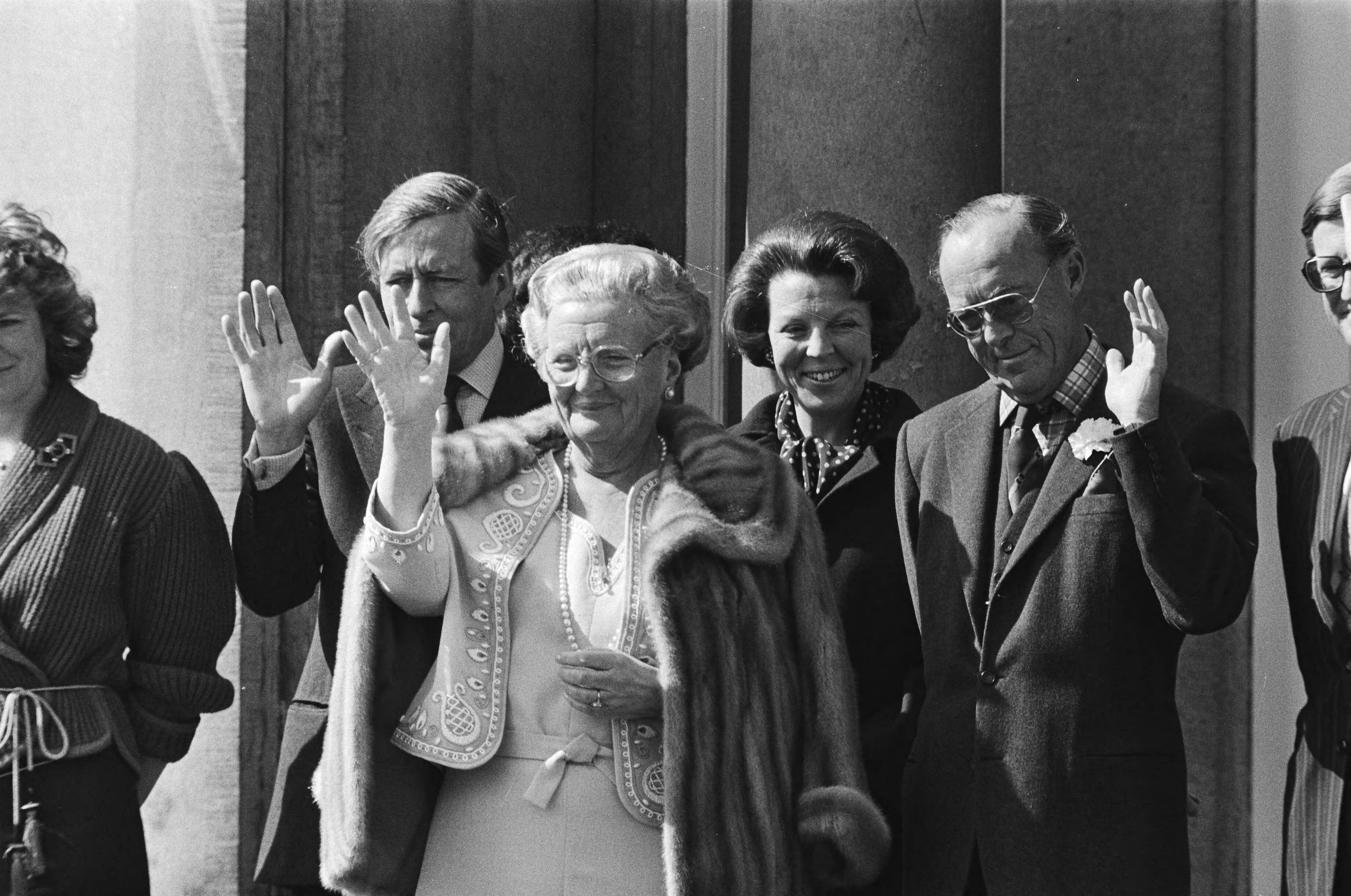 Defilé Soestdijk — V.l.n.r. Prins Claus , koningin Juliana , Prinses Beatrix en Prins Bernhard — Foto: Croes, Rob C. / Anefo. Licentie: Set B: Rechtenvrij / Publiek Domein. Bron: Nationaal Archief. http://hdl.handle.net/10648/acc914b8-d0b4-102d-bcf8-003048976d84