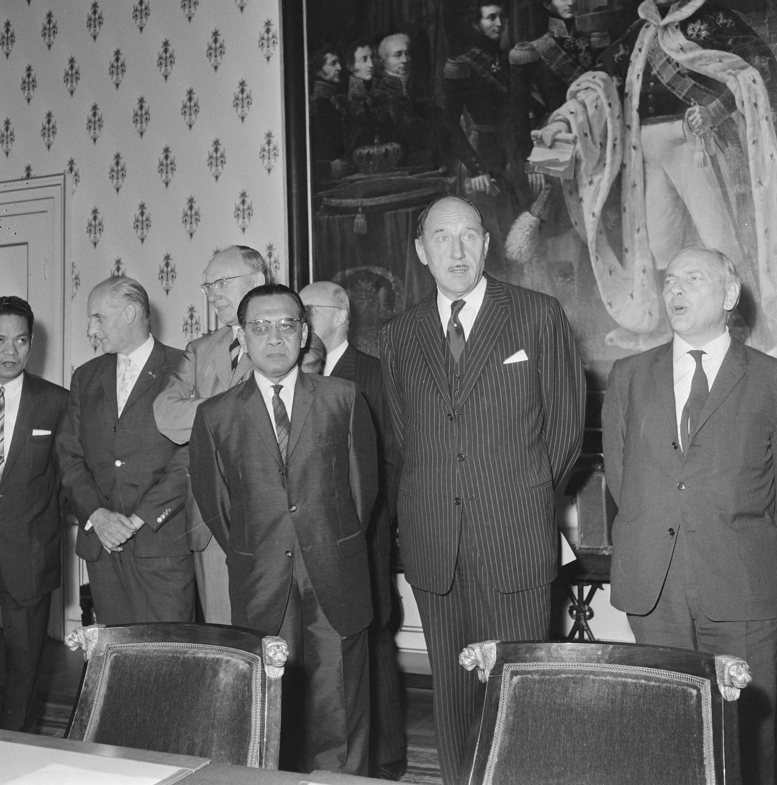 Nederland-Indonesië besprekingen te Den Haag — V.l.n.r. Minister A. Vondeling , Sultan Hamengkubuwana IX (minister van Economische Zaken van Indonesië), Minister J. Luns en Minister J. Den Uyl bij aanvang van de vergadering — Foto: Voets, Jan / Anefo. Licentie: Set B: Rechtenvrij / Publiek Domein. Bron: Nationaal Archief. http://hdl.handle.net/10648/aafb6d66-d0b4-102d-bcf8-003048976d84