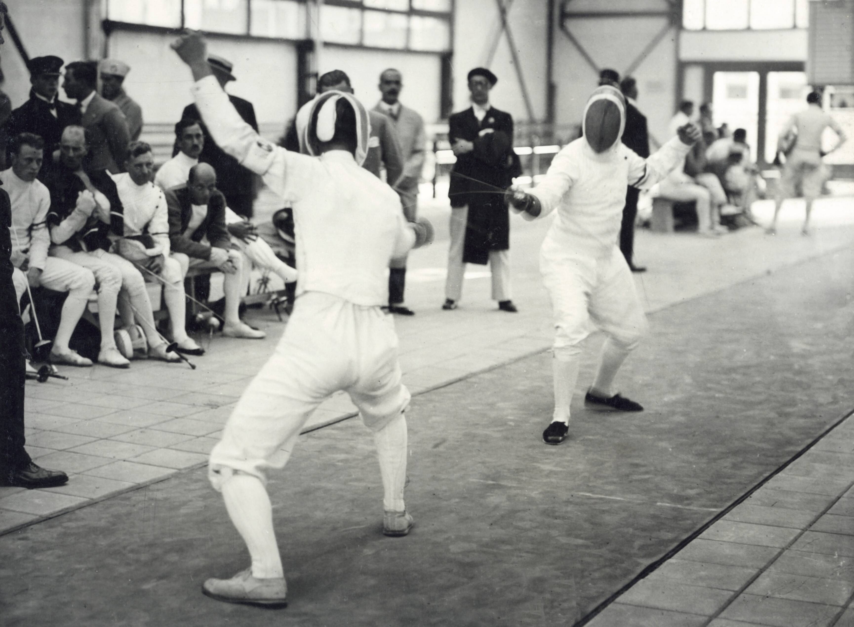 Sport — Sport. Olympische Spelen 1928 Amsterdam, Nederland. Schermen: Opname uit een wedstrijd met floret. — Foto: Fotograaf Onbekend / Algemeen Fotobureau Amsterdam / Rechtenvrij (05589). Licentie: Set B: Rechtenvrij / Publiek Domein. Bron: Nationaal Archief. http://hdl.handle.net/10648/35429da7-0c4e-a382-e063-6df0900a6686