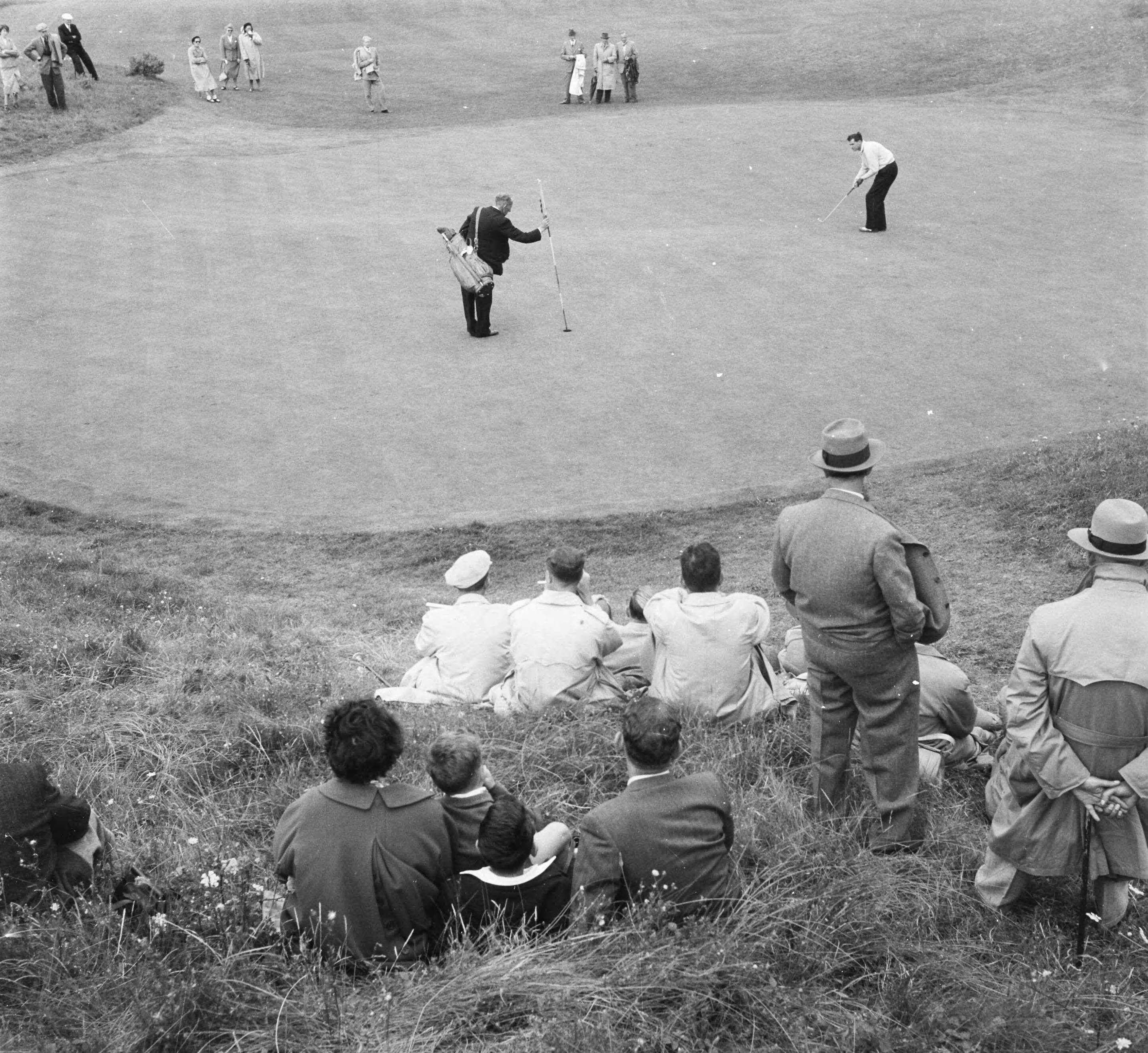 Fotocollectie Anefo — Internationale open Golfkampioenschap op de baan van de Kennemer golfclub te Zandvoort — Foto: Noske, J.D. / Anefo. Licentie: Set B: Rechtenvrij / Publiek Domein. Bron: Nationaal Archief. http://hdl.handle.net/10648/a8ee2a18-d0b4-102d-bcf8-003048976d84