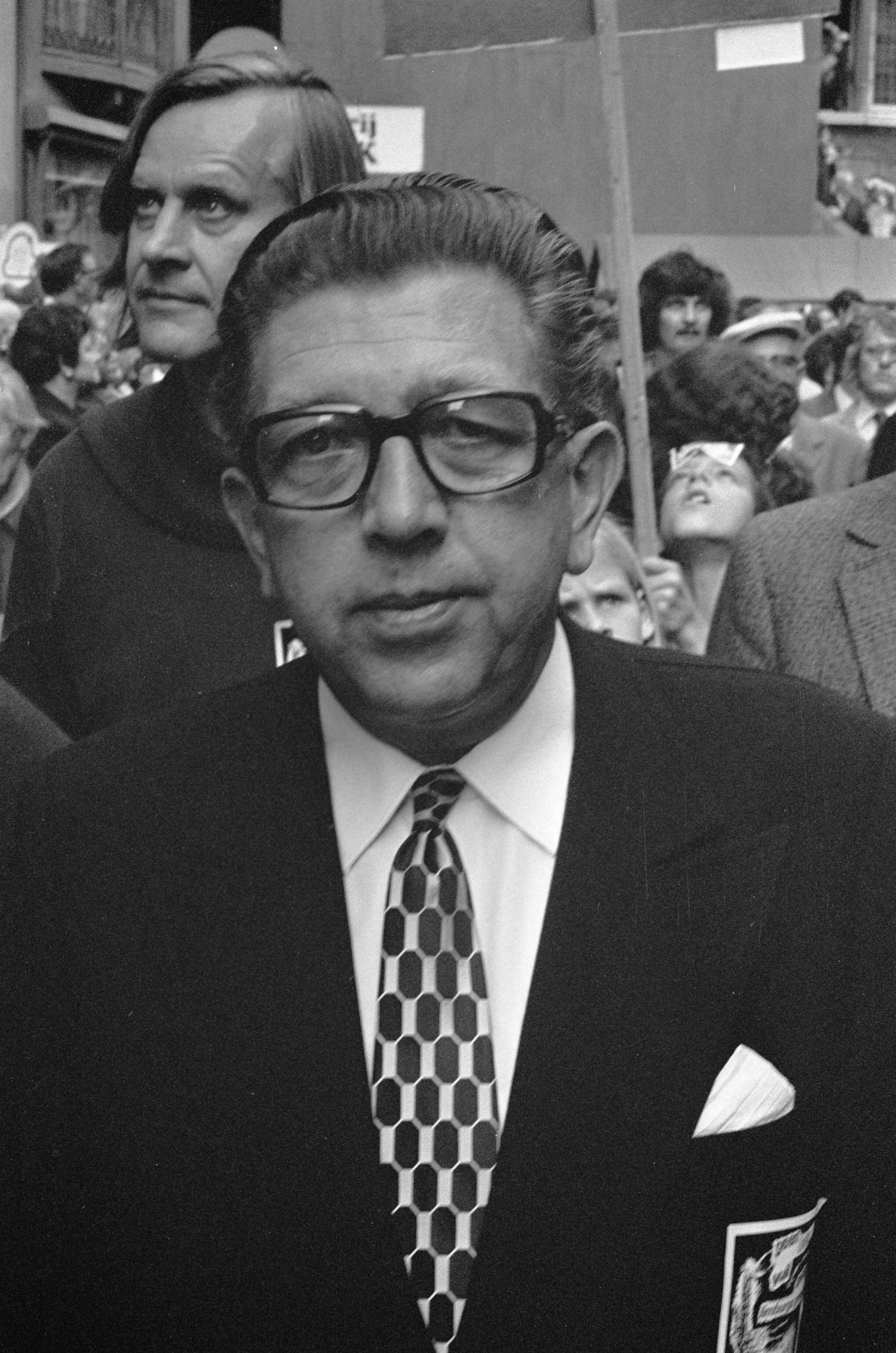Fotocollectie Anefo — Demonstratie in Maastricht tegen de bouw van olieraffinaderij in het Belgische Ternaaien, Burgemeester Baeten — Foto: Punt, W. / Anefo. Licentie: Set B: Rechtenvrij / Publiek Domein. Bron: Nationaal Archief. http://hdl.handle.net/10648/ac38c3cc-d0b4-102d-bcf8-003048976d84