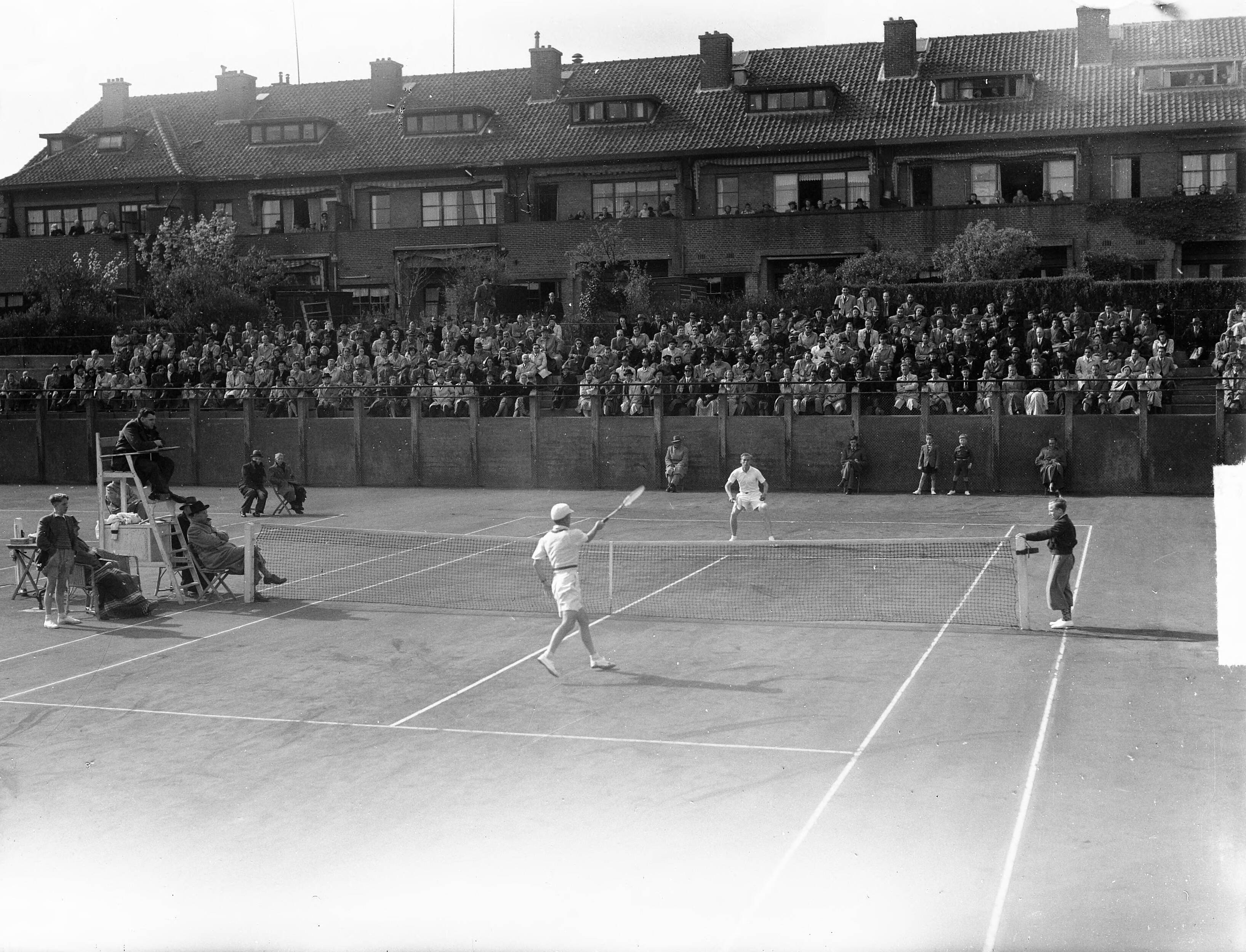 Fotocollectie Anefo — Davis Cup Tennis Nederland-Zuid-Afrika — Foto: Winterbergen, Rolf / Anefo. Licentie: Set B: Rechtenvrij / Publiek Domein. Bron: Nationaal Archief. http://hdl.handle.net/10648/a8c71d56-d0b4-102d-bcf8-003048976d84