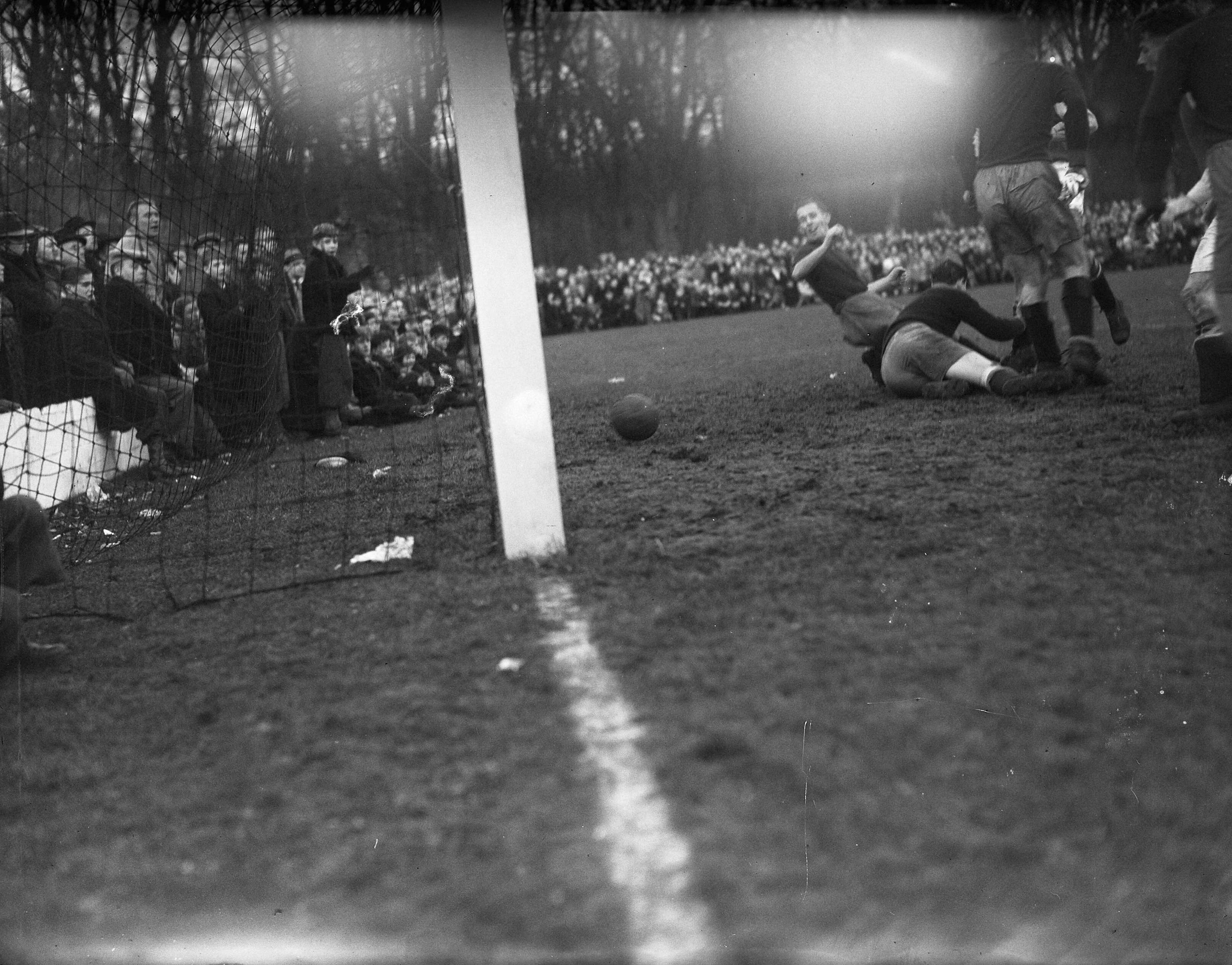 Fotocollectie Anefo — Voetbal. Haarlem tegen Ajax 1-1. Ajax maakt gelijk [goal van Gerard Bruijns] — Foto: Noske, J.D. / Anefo. Licentie: Set B: Rechtenvrij / Publiek Domein. Bron: Nationaal Archief. http://hdl.handle.net/10648/a8b12104-d0b4-102d-bcf8-003048976d84