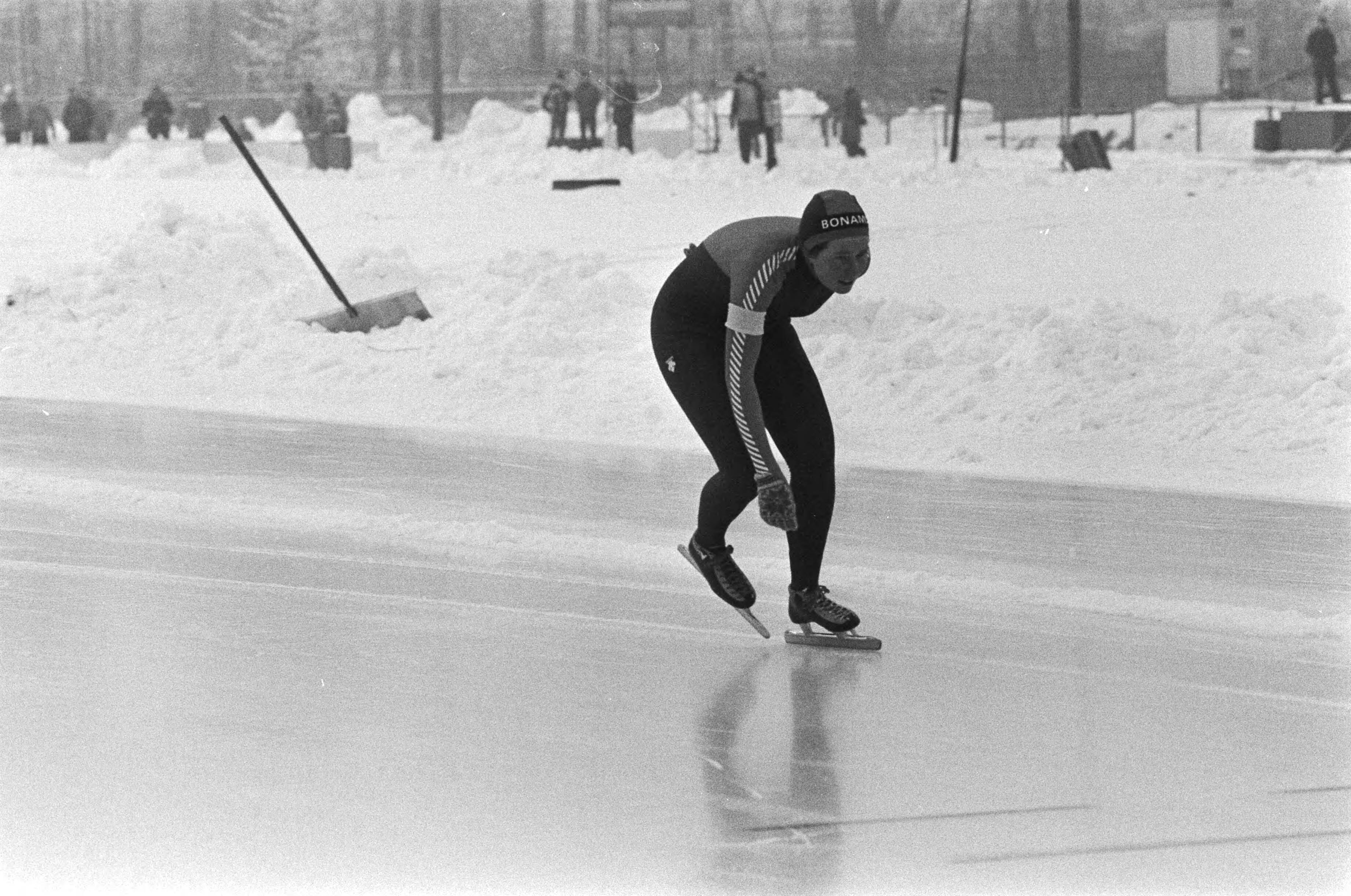 Fotocollectie Anefo — Schaatsinterland Nederland tegen Noorwegen in Groningen. Thea Limbach in actie. — Foto: Dijk, Hans van / Anefo. Licentie: Set B: Rechtenvrij / Publiek Domein. Bron: Nationaal Archief. http://hdl.handle.net/10648/ad0bd4b0-d0b4-102d-bcf8-003048976d84