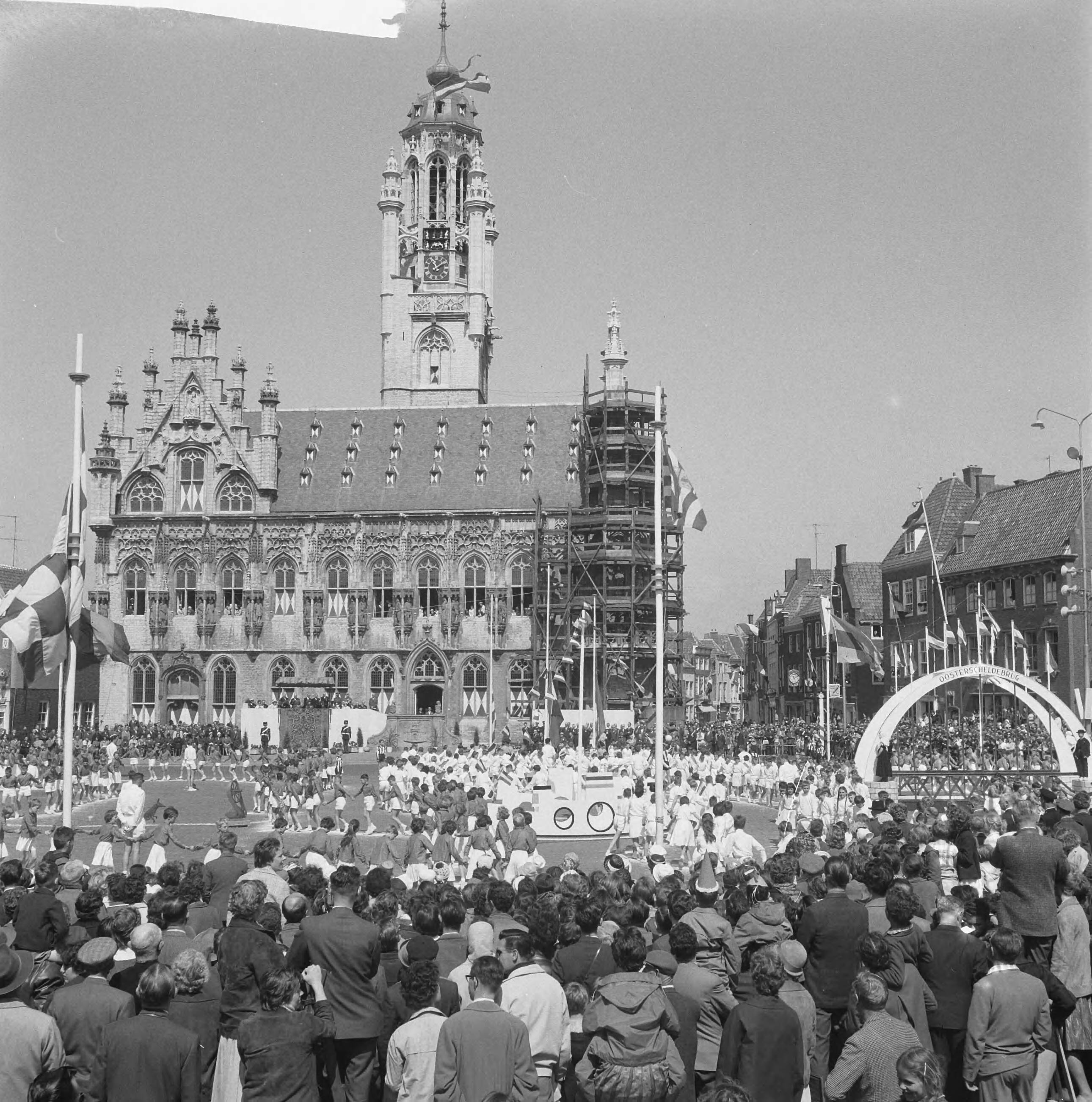 Koninklijk bezoek aan Zeeland (1962) — Koninklijke bezoek aan Middelburg — Foto: Nijs, Jac. de / Anefo. Licentie: Set B: Rechtenvrij / Publiek Domein. Bron: Nationaal Archief. http://hdl.handle.net/10648/aa0750f0-d0b4-102d-bcf8-003048976d84