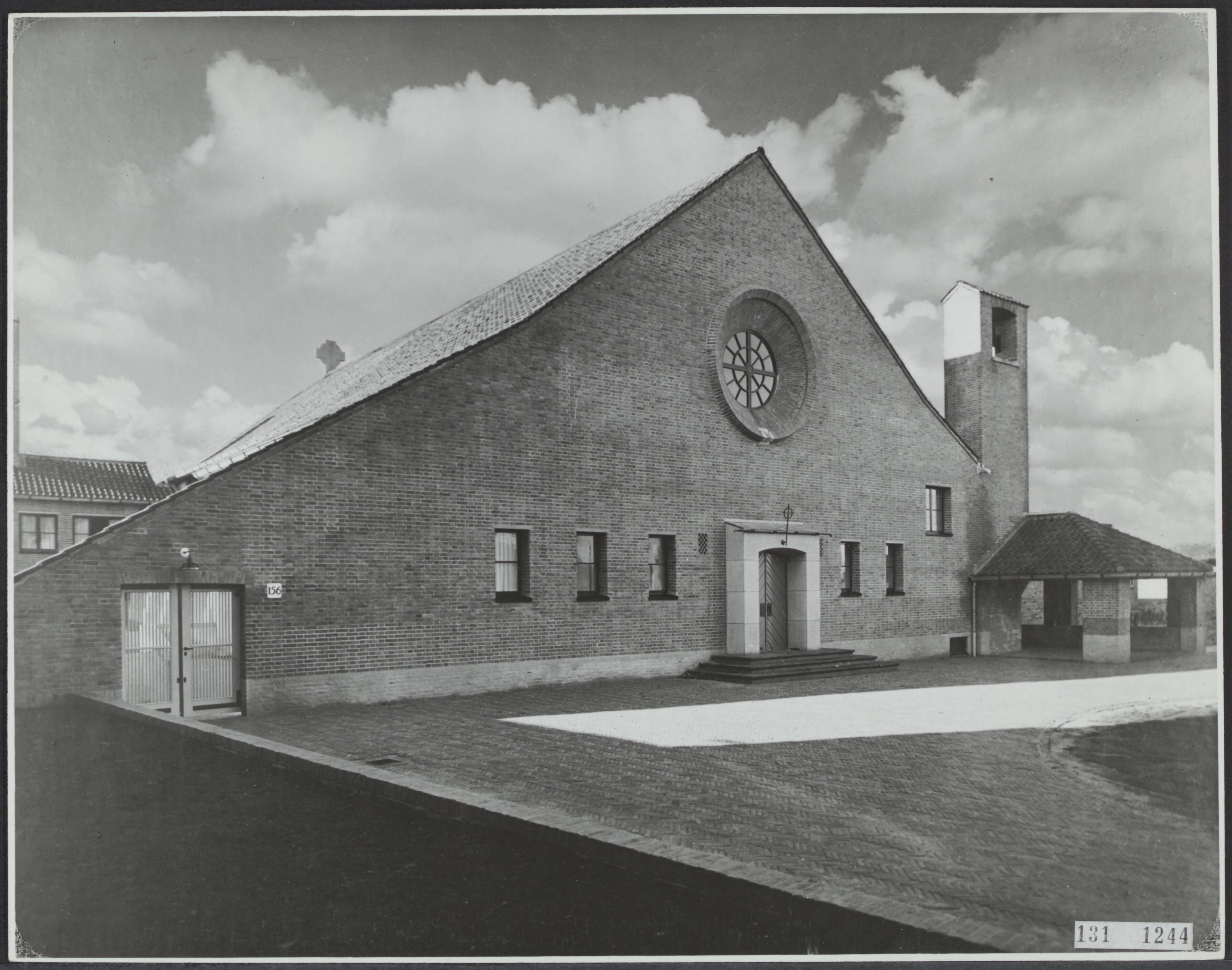 Fotocollectie Rijksvoorlichtingsdienst Eigen — Den Haag, Stadhoudersplein. Kerk van de H.H. Martelaren van Gorcum — Foto: Fotodienst Gemeente Den Haag. Licentie: Set B: Rechtenvrij / Publiek Domein. Bron: Nationaal Archief. http://hdl.handle.net/10648/af51e1f6-d0b4-102d-bcf8-003048976d84