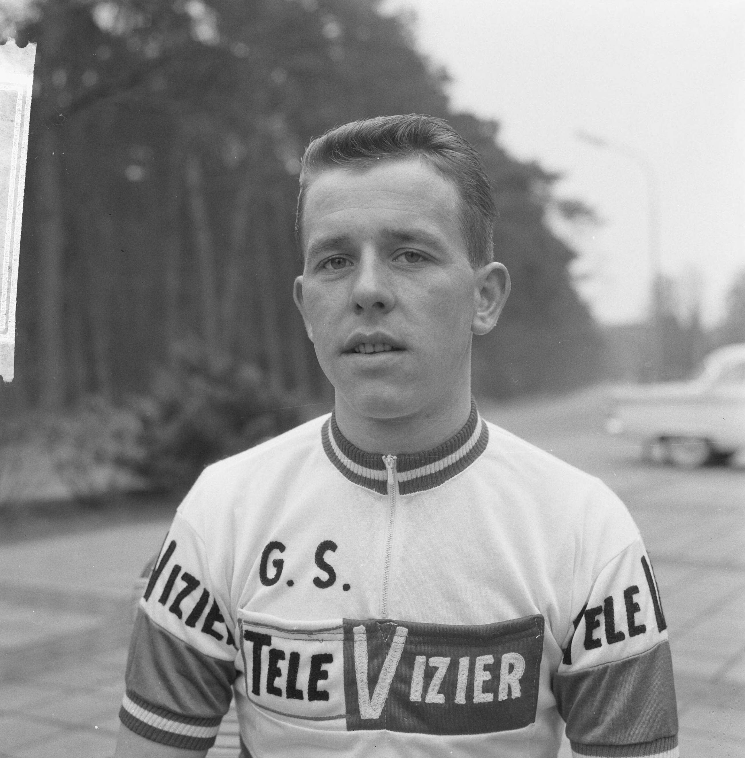 Fotocollectie Anefo — Nederlandse wielerploeg voor de Tour de France 1964 gepresenteerd, Leen van Dongen — Foto: Pot, Harry / Anefo. Licentie: Set B: Rechtenvrij / Publiek Domein. Bron: Nationaal Archief. http://hdl.handle.net/10648/aa60f024-d0b4-102d-bcf8-003048976d84