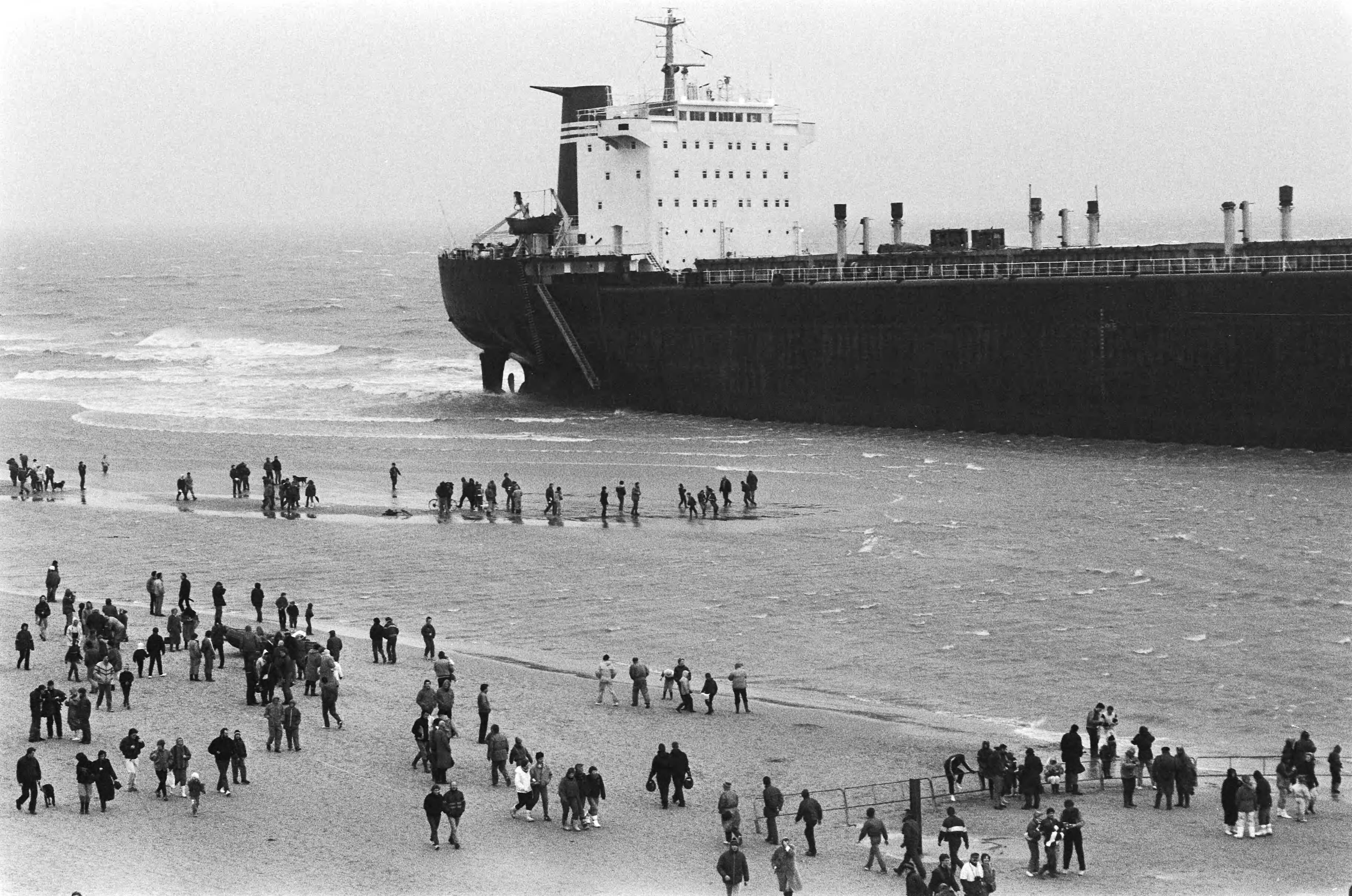 Rio Grande op het strand van Wassenaar — Veel bekijks voor het gestrande schip Rio Grande — Foto: Molendijk, Bart / Anefo. Licentie: Set B: Rechtenvrij / Publiek Domein. Bron: Nationaal Archief. http://hdl.handle.net/10648/ad4ed63e-d0b4-102d-bcf8-003048976d84
