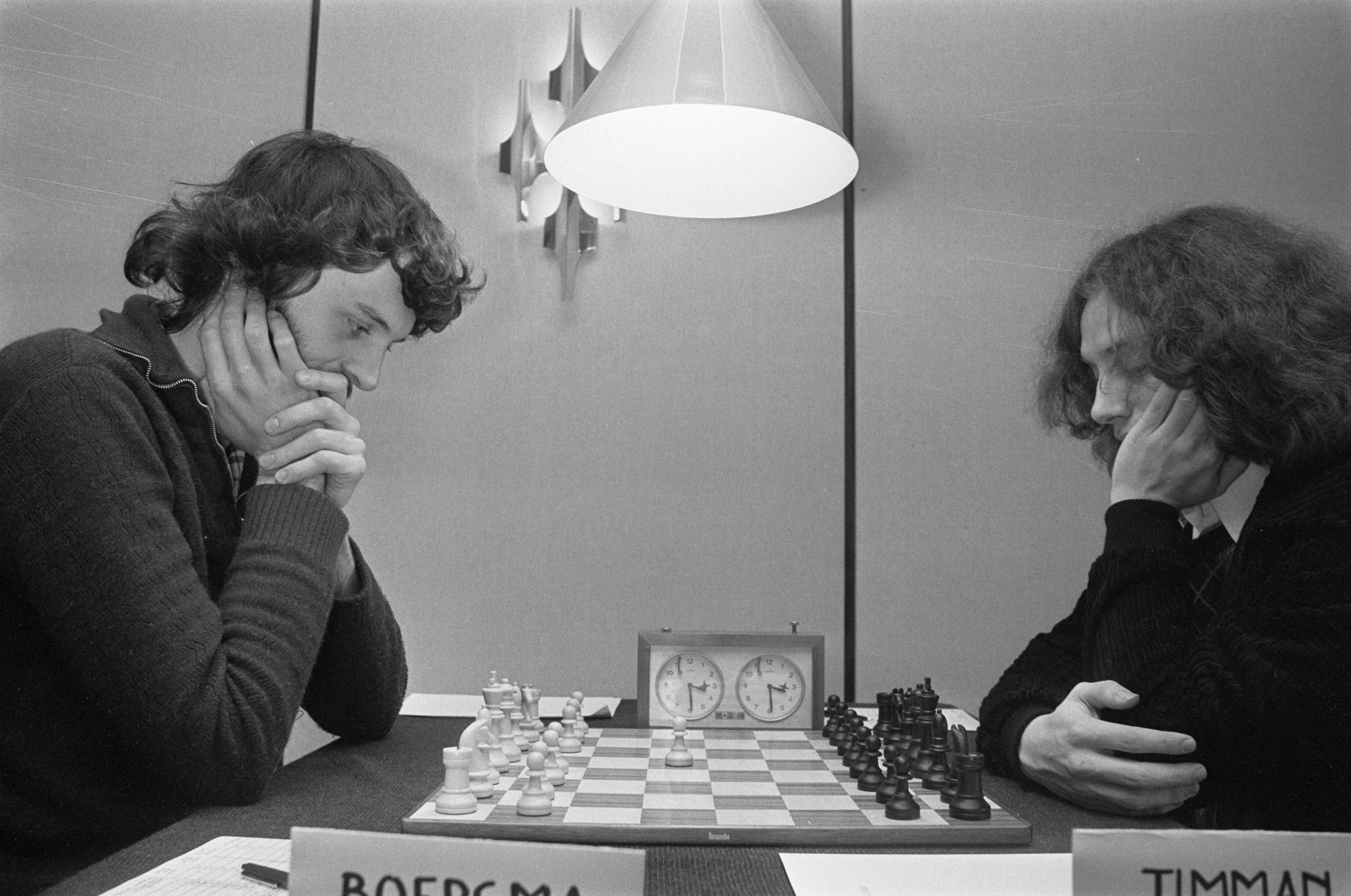 De Nederlandse kampioenschappen schaken 1977 — Paul Boersma (l) aan het begin van zijn partij tegen Jan Timman — Foto: Bogaerts, Rob / Anefo. Licentie: Set B: Rechtenvrij / Publiek Domein. Bron: Nationaal Archief. http://hdl.handle.net/10648/ac9a10e6-d0b4-102d-bcf8-003048976d84