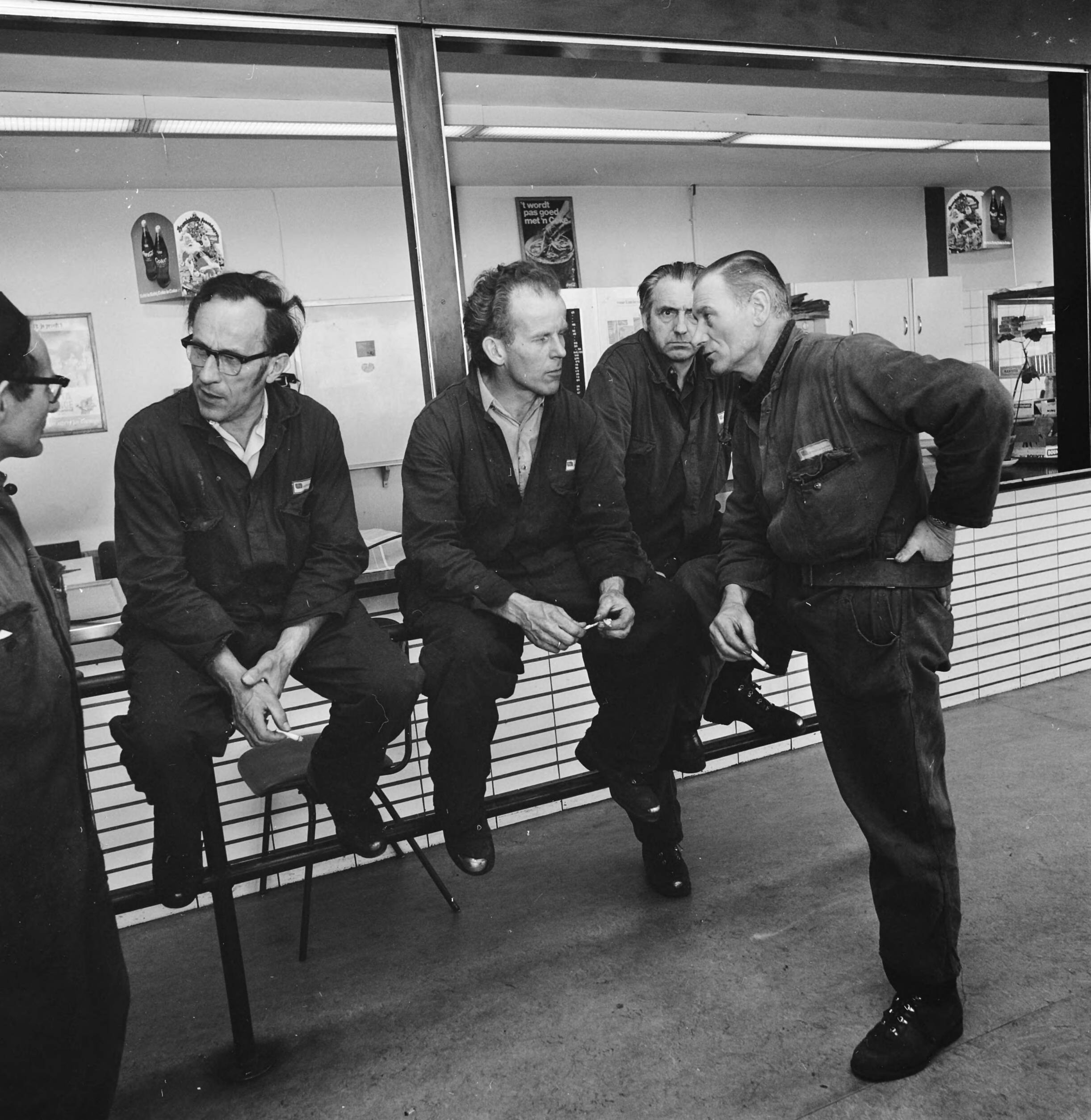 Fotocollectie Anefo — Staking bij "Bronswerk Alfa" in Utrecht; stakers in kantine — Foto: Mieremet, Rob / Anefo. Licentie: Set B: Rechtenvrij / Publiek Domein. Bron: Nationaal Archief. http://hdl.handle.net/10648/ac491e8e-d0b4-102d-bcf8-003048976d84