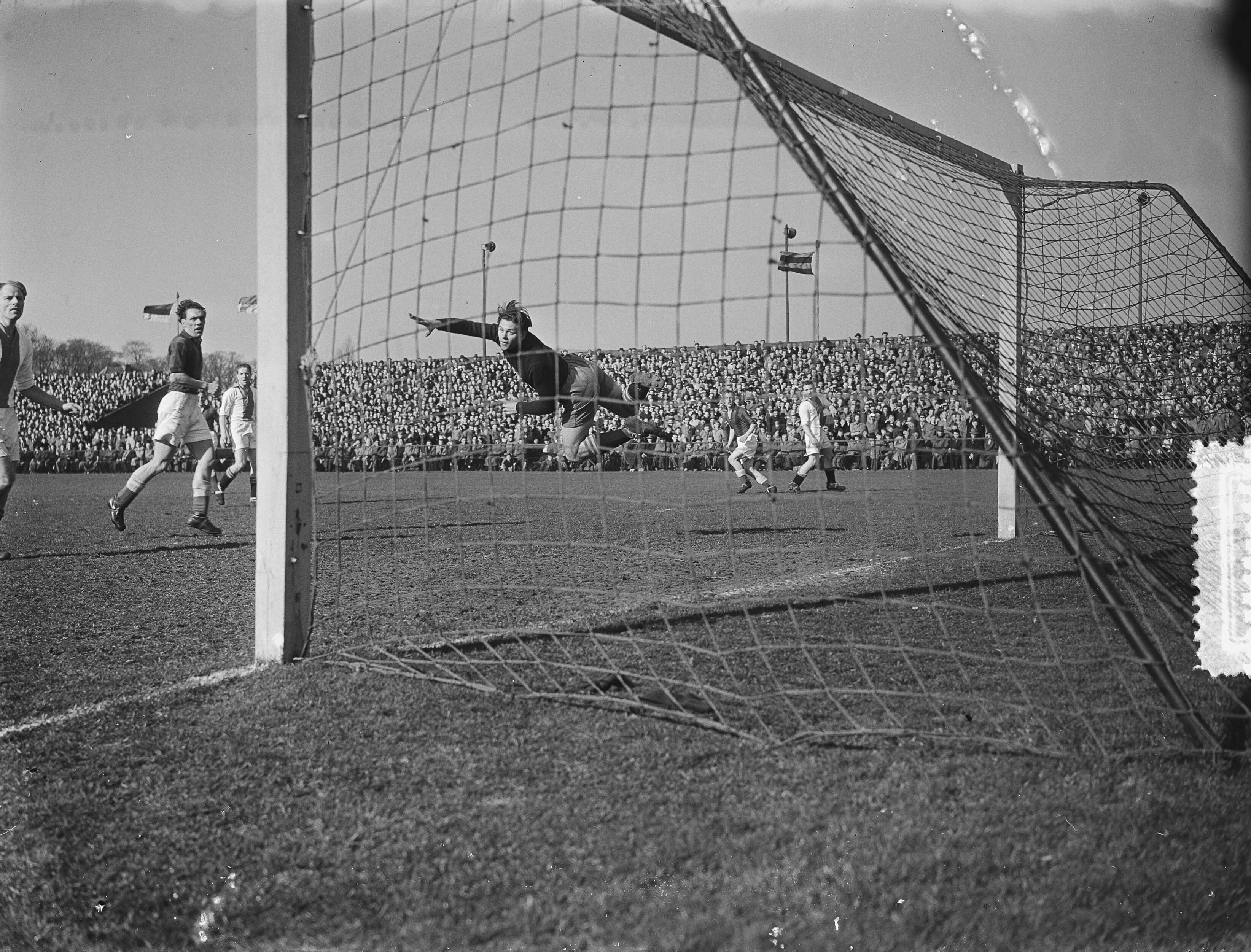 Fotocollectie Anefo — Voetbal. RCH tegen Ajax 1-1. Spelmoment — Foto: Bilsen, Joop van / Anefo. Licentie: Set B: Rechtenvrij / Publiek Domein. Bron: Nationaal Archief. http://hdl.handle.net/10648/a9084696-d0b4-102d-bcf8-003048976d84
