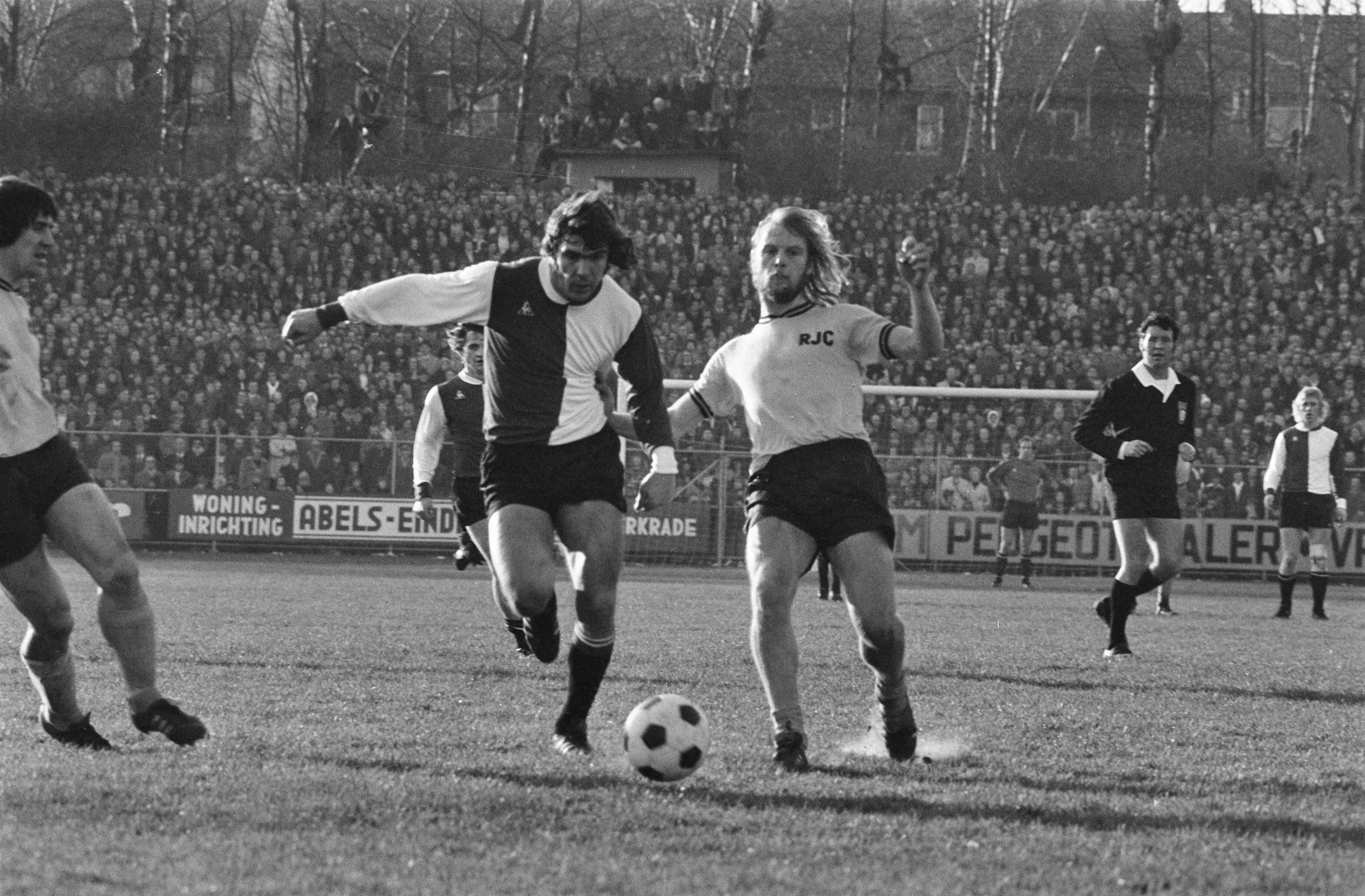 Fotocollectie Anefo — Roda JC tegen Feyenoord 1-0, Willem van Hanegem (l) in actie, rechts Peter de Wit (Roda) — Foto: Mieremet, Rob / Anefo. Licentie: Set B: Rechtenvrij / Publiek Domein. Bron: Nationaal Archief. http://hdl.handle.net/10648/ac5ecd9c-d0b4-102d-bcf8-003048976d84