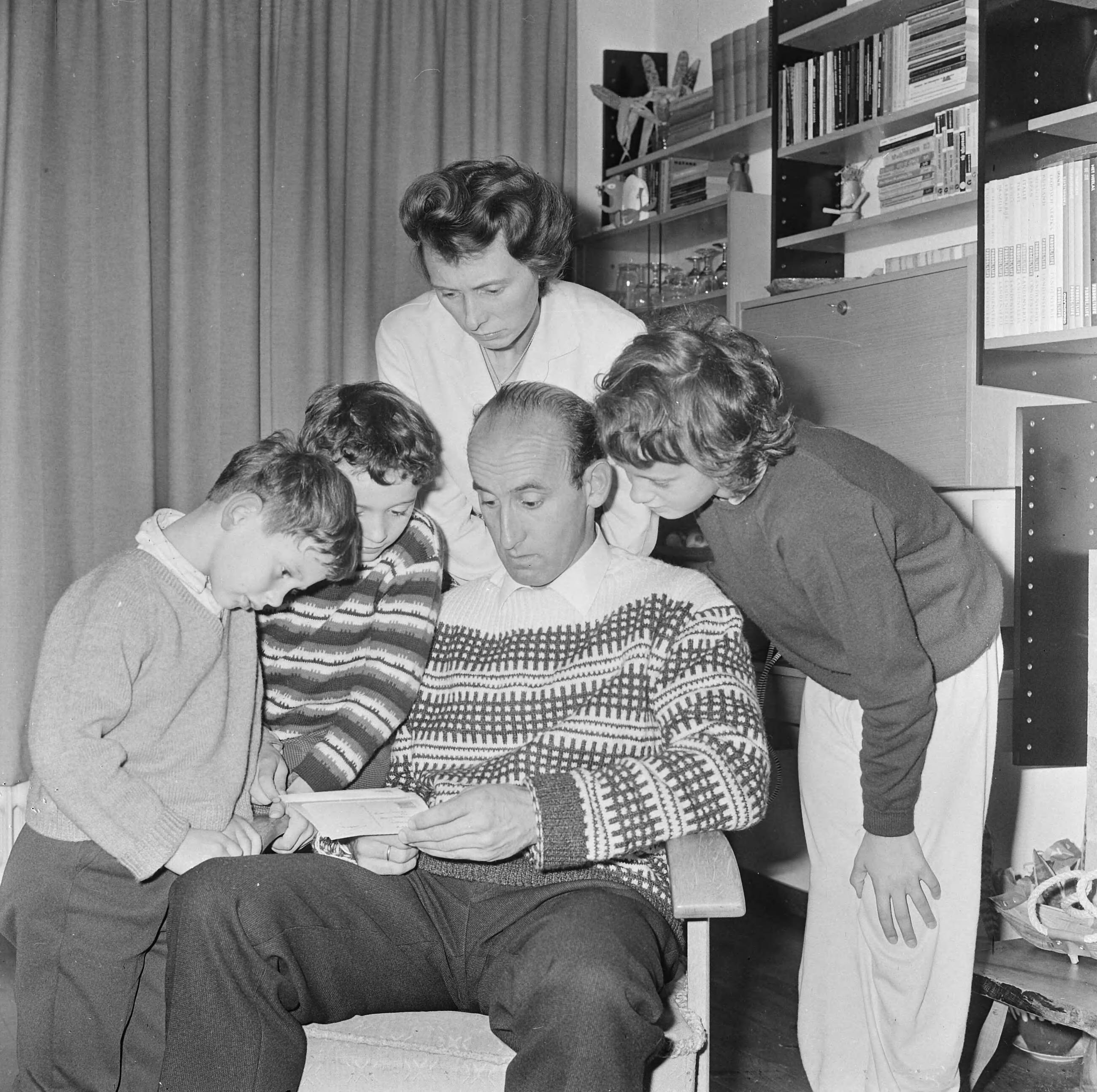 Fotocollectie Anefo — Na een vreselijk ongeluk in Oostenrijk, waarbij drie slachtoffers vielen, zijn de overigen van de Groningse groep studenten vandaag vroegtijdig naar Nederland teruggekeerd. J.C. Kan uit Paterswolde, leraar aan de Groningse Academie voor Lichamelijke Opvoeding en leider van de groep van 25, weer temidden van zijn vrouw en drie kinderen — Foto: Koch, Eric / Anefo. Licentie: Set B: Rechtenvrij / Publiek Domein. Bron: Nationaal Archief. http://hdl.handle.net/10648/aa8c228a-d0b4-102d-bcf8-003048976d84