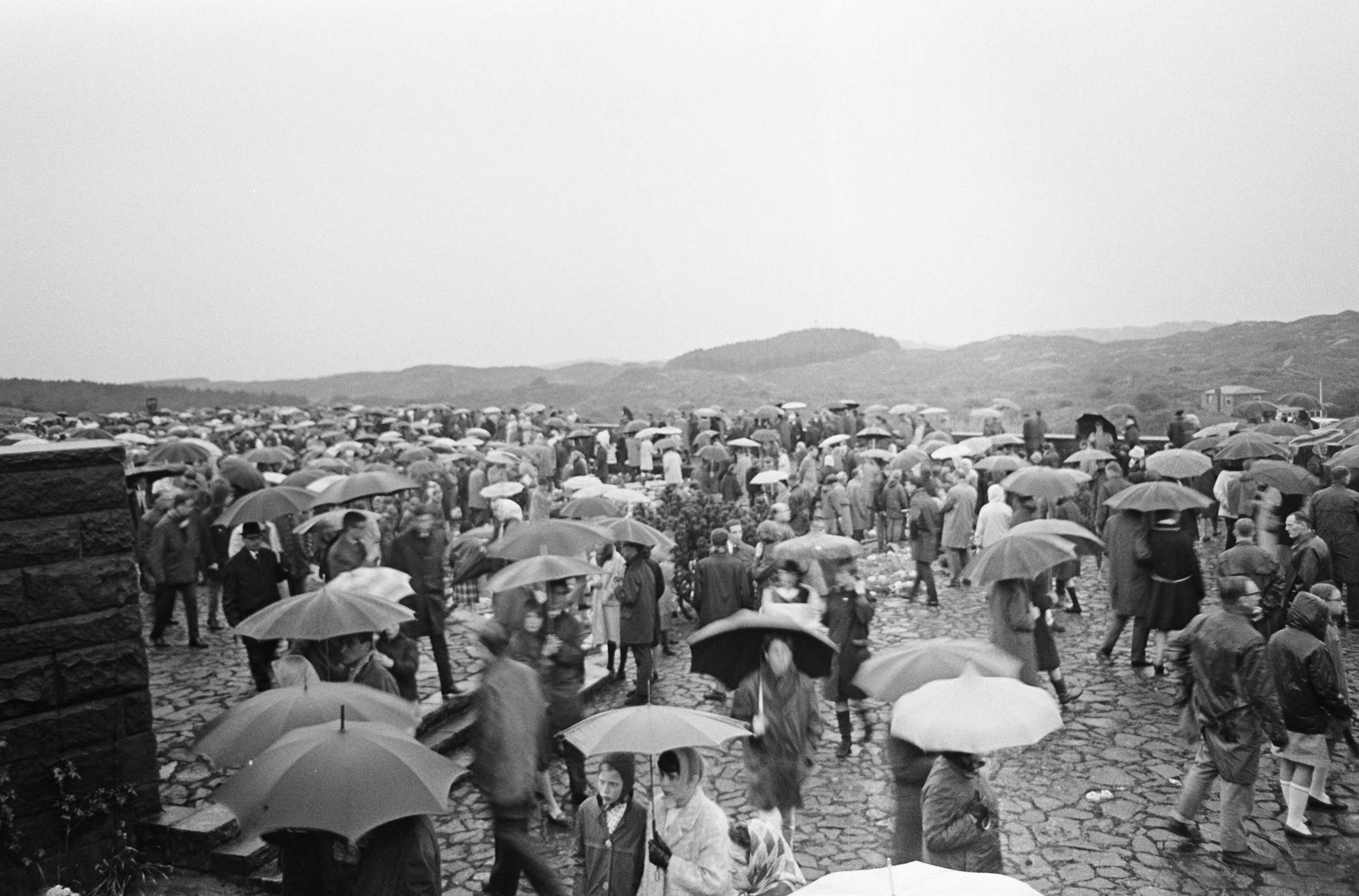 Fotocollectie Anefo — Dodenherdenking op erebegraafplaats te Overveen, tocht door de duinen — Foto: Kroon, Ron / Anefo. Licentie: Set B: Rechtenvrij / Publiek Domein. Bron: Nationaal Archief. http://hdl.handle.net/10648/aae880e8-d0b4-102d-bcf8-003048976d84