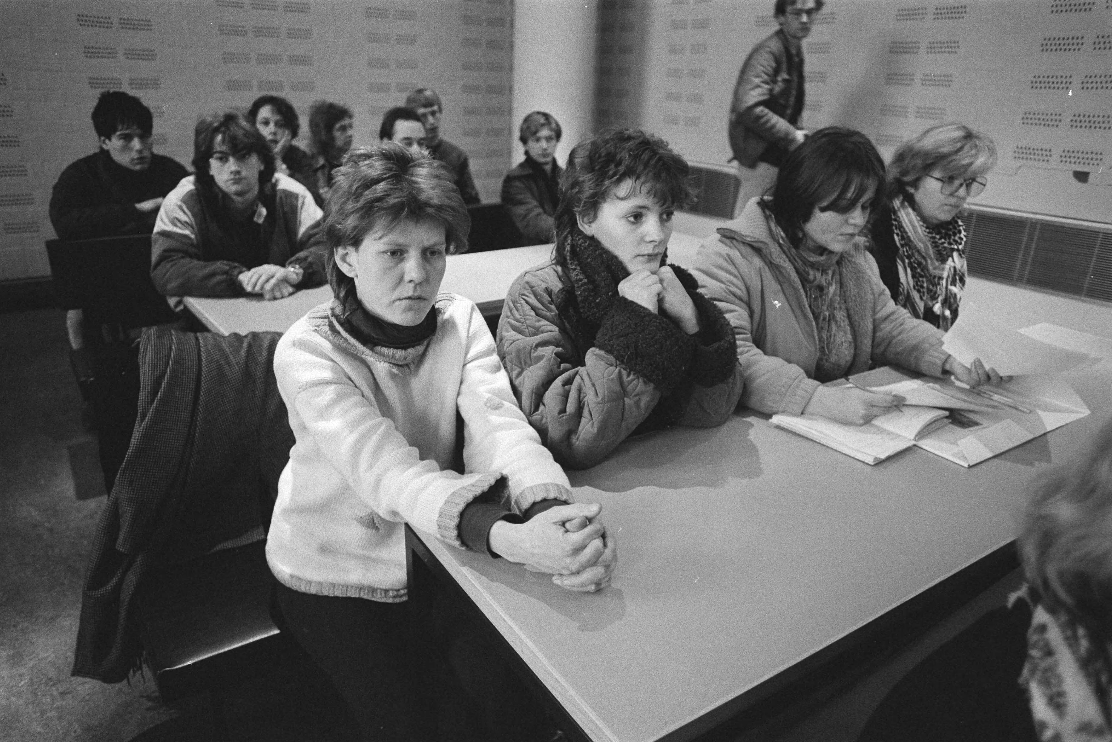 Fotocollectie Anefo — Kort geding FNV-jongeren tegen de Staat i.v.m. "uitkering in eens" ( Den Haag ); enkele jongeren tijdens het kort geding — Foto: Bogaerts, Rob / Anefo. Licentie: Set B: Rechtenvrij / Publiek Domein. Bron: Nationaal Archief. http://hdl.handle.net/10648/ad336b74-d0b4-102d-bcf8-003048976d84