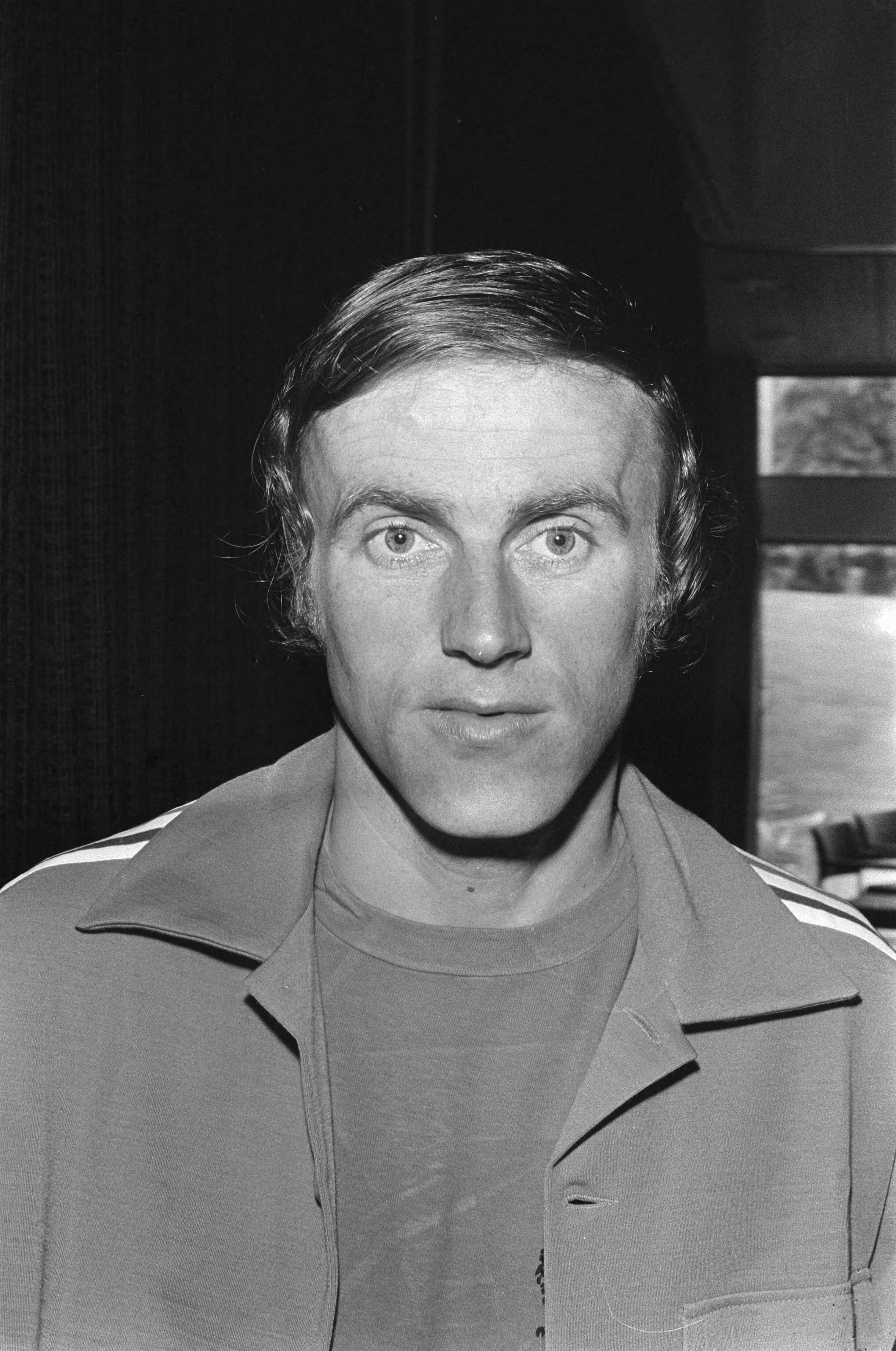 Fotocollectie Anefo — Selectie Nederlands elftal voor WK voetbal 1974 bijeen in Zeist; nr. 3a, Harry Vos — Foto: Mieremet, Rob / Anefo. Licentie: Set B: Rechtenvrij / Publiek Domein. Bron: Nationaal Archief. http://hdl.handle.net/10648/ac4c6e72-d0b4-102d-bcf8-003048976d84