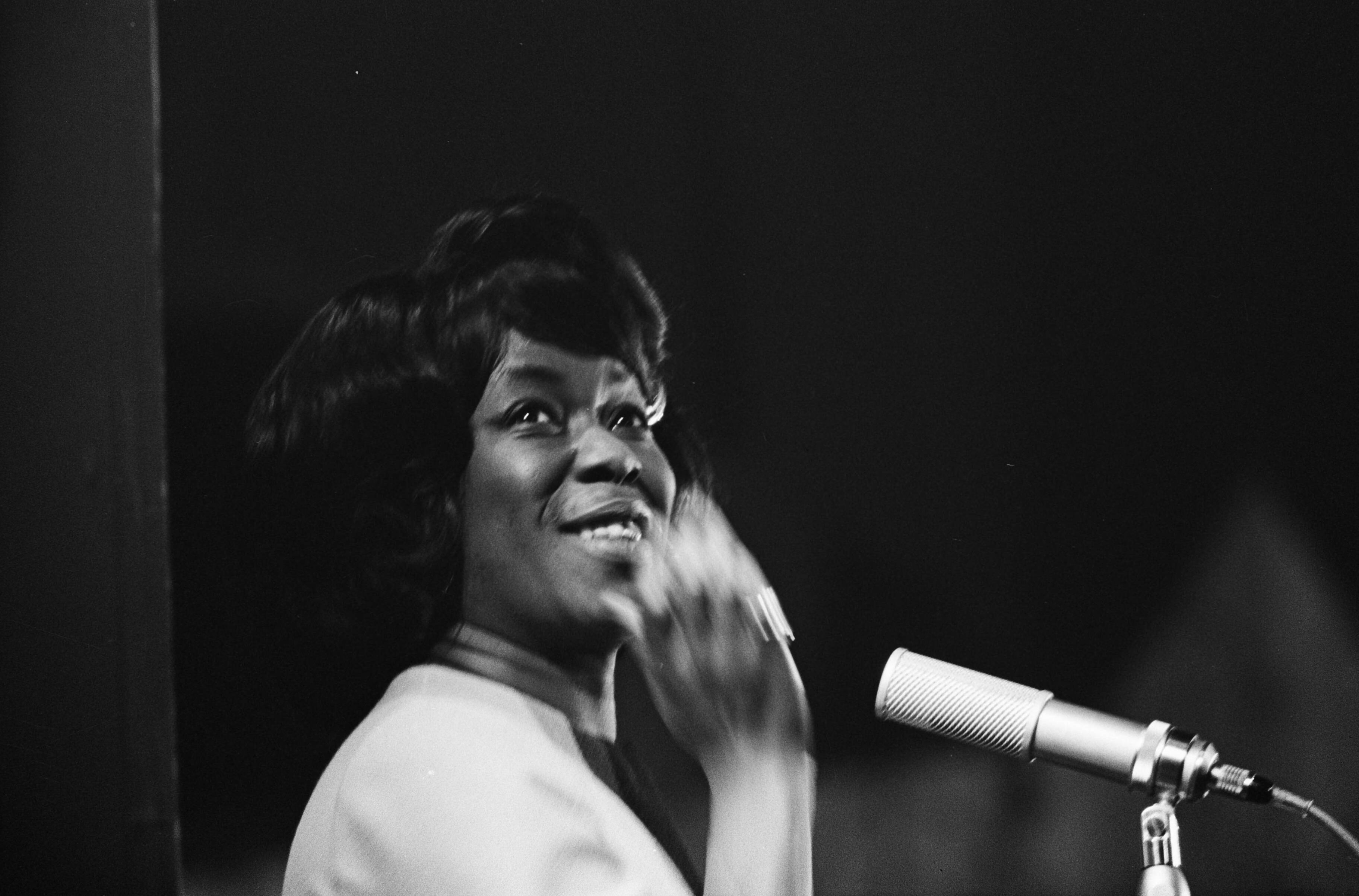 Grand Gala du Disque 1963 — Grand Gala du Disque Populair in het Kurhaus te Scheveningen. Sarah Vaughan — Foto: Koch, Eric / Anefo. Licentie: Set B: Rechtenvrij / Publiek Domein. Bron: Nationaal Archief. http://hdl.handle.net/10648/aa497688-d0b4-102d-bcf8-003048976d84