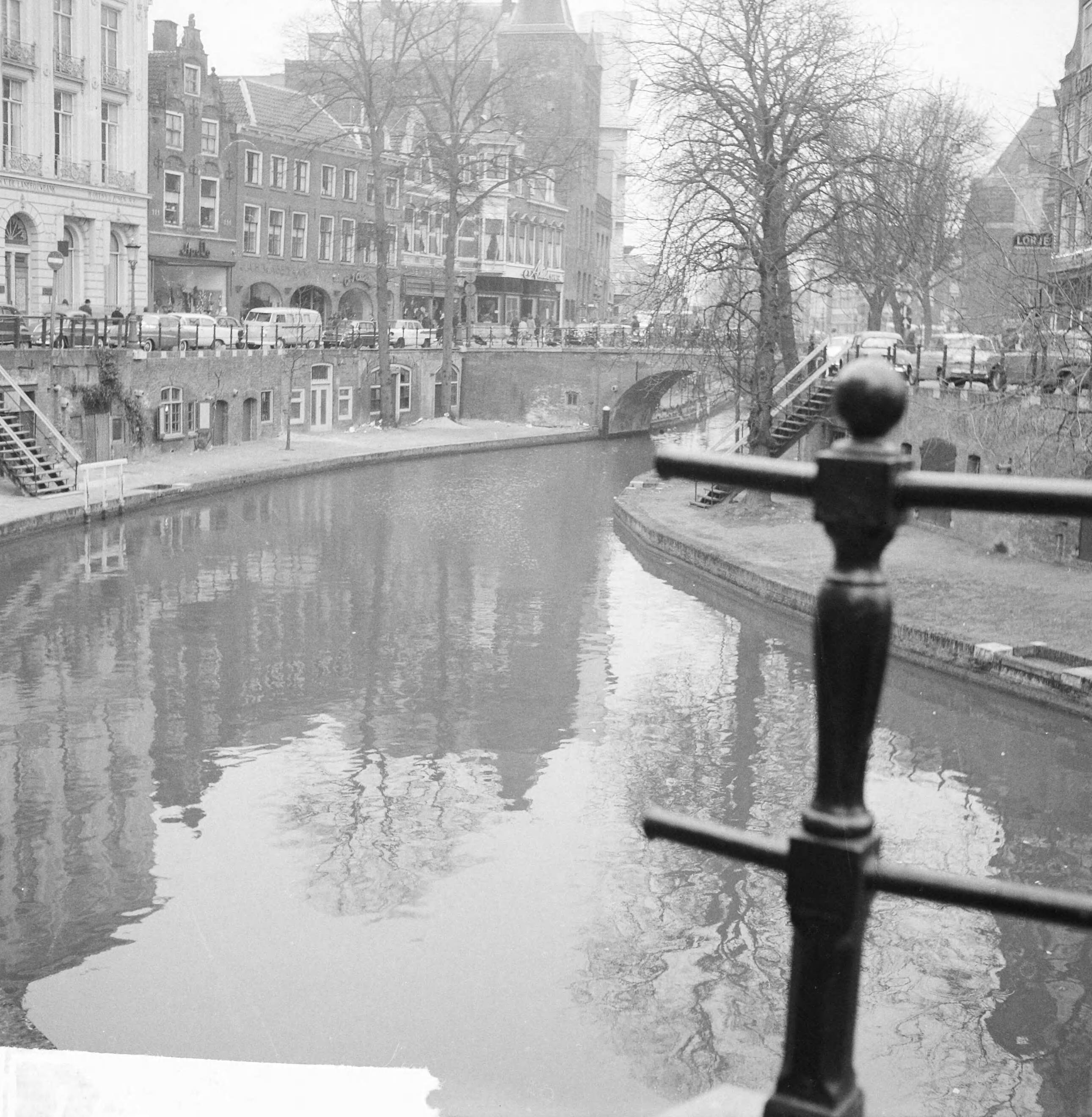 Fotocollectie Anefo — Utrecht stadsgezichten [Oudegracht] — Foto: Gelderen, Hugo van / Anefo. Licentie: Set B: Rechtenvrij / Publiek Domein. Bron: Nationaal Archief. http://hdl.handle.net/10648/aa5f2384-d0b4-102d-bcf8-003048976d84