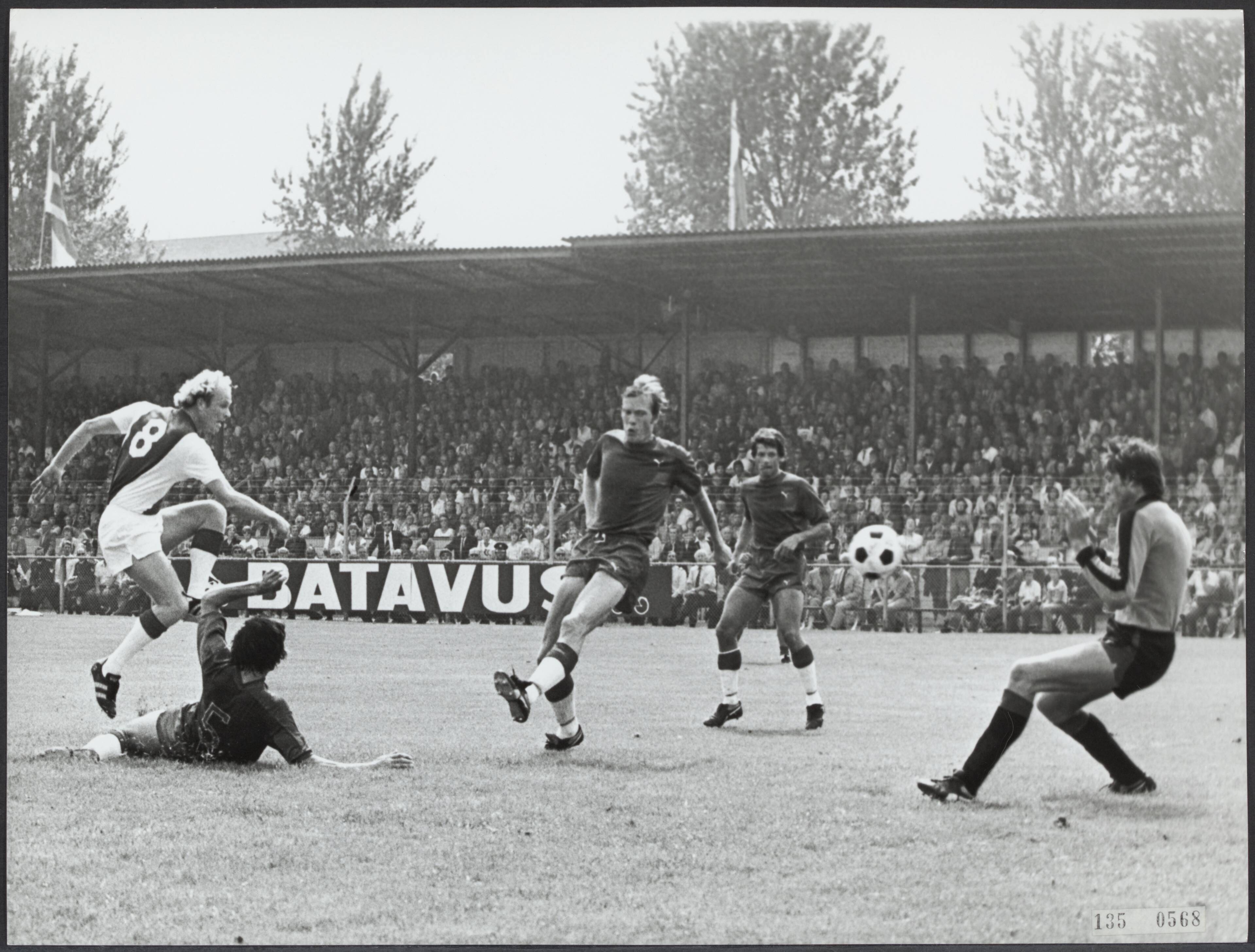 Fotocollectie Rijksvoorlichtingsdienst Eigen — Ajax-Haarlem. Ruud Geels (Ajax) in actie — Foto: Verhoeff, Bert / Anefo. Licentie: Set B: Rechtenvrij / Publiek Domein. Bron: Nationaal Archief. http://hdl.handle.net/10648/af6129a4-d0b4-102d-bcf8-003048976d84