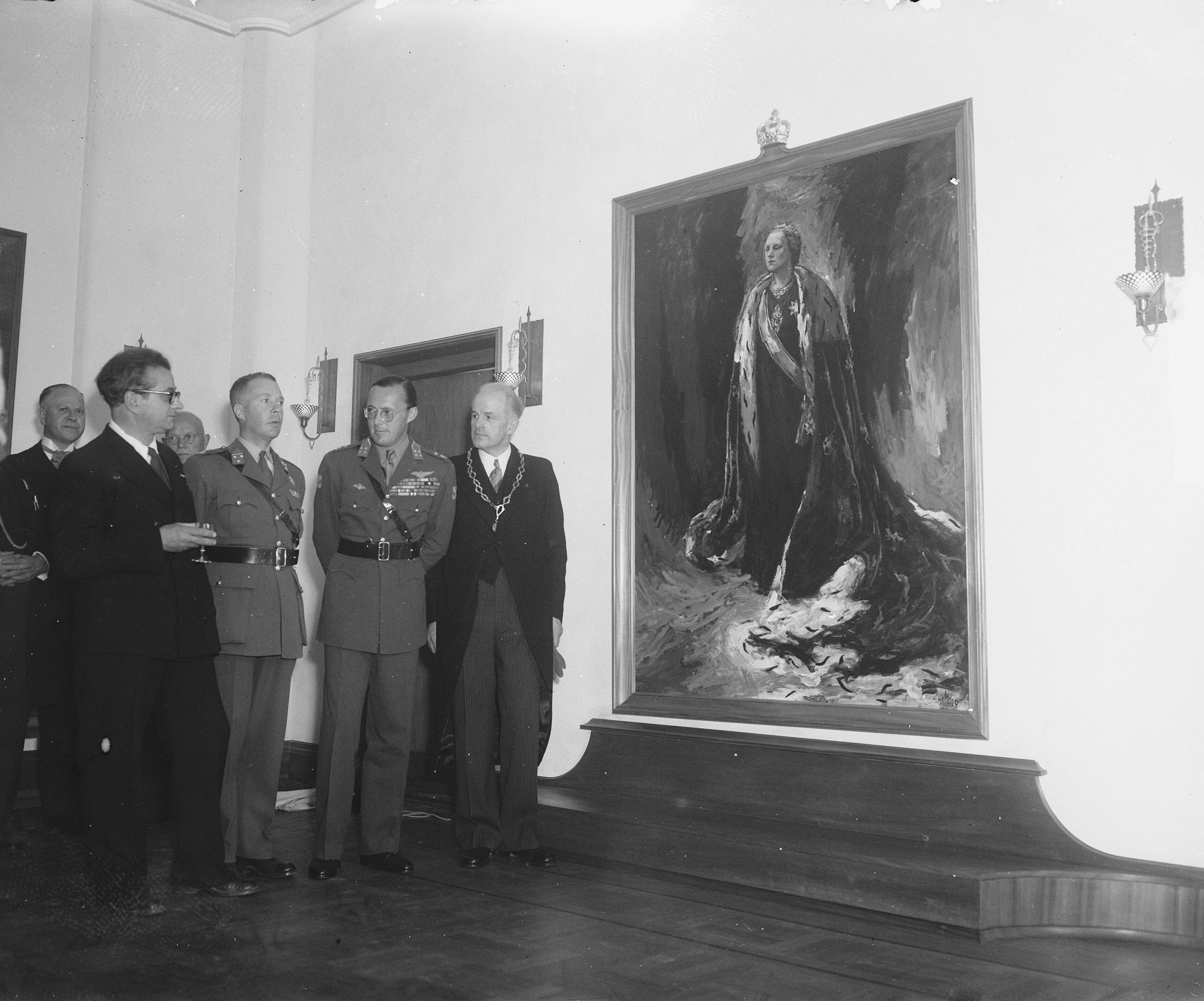 Fotocollectie Anefo — Heropening KMA te Breda in aanwezigheid van prins Bernhard. De gemeente Breda heeft aan de KMA een geschilderd staatsieportret van koningin Juliana aangeboden. Vlnr. Schilder Charles Eyck, kolonel K.F. Puffius, gouverneur van de KMA, prins Bernhard en burgemeester Claudius Prinsen — Foto: Merk, Ben / Anefo. Licentie: Set B: Rechtenvrij / Publiek Domein. Bron: Nationaal Archief. http://hdl.handle.net/10648/a8cae7d8-d0b4-102d-bcf8-003048976d84