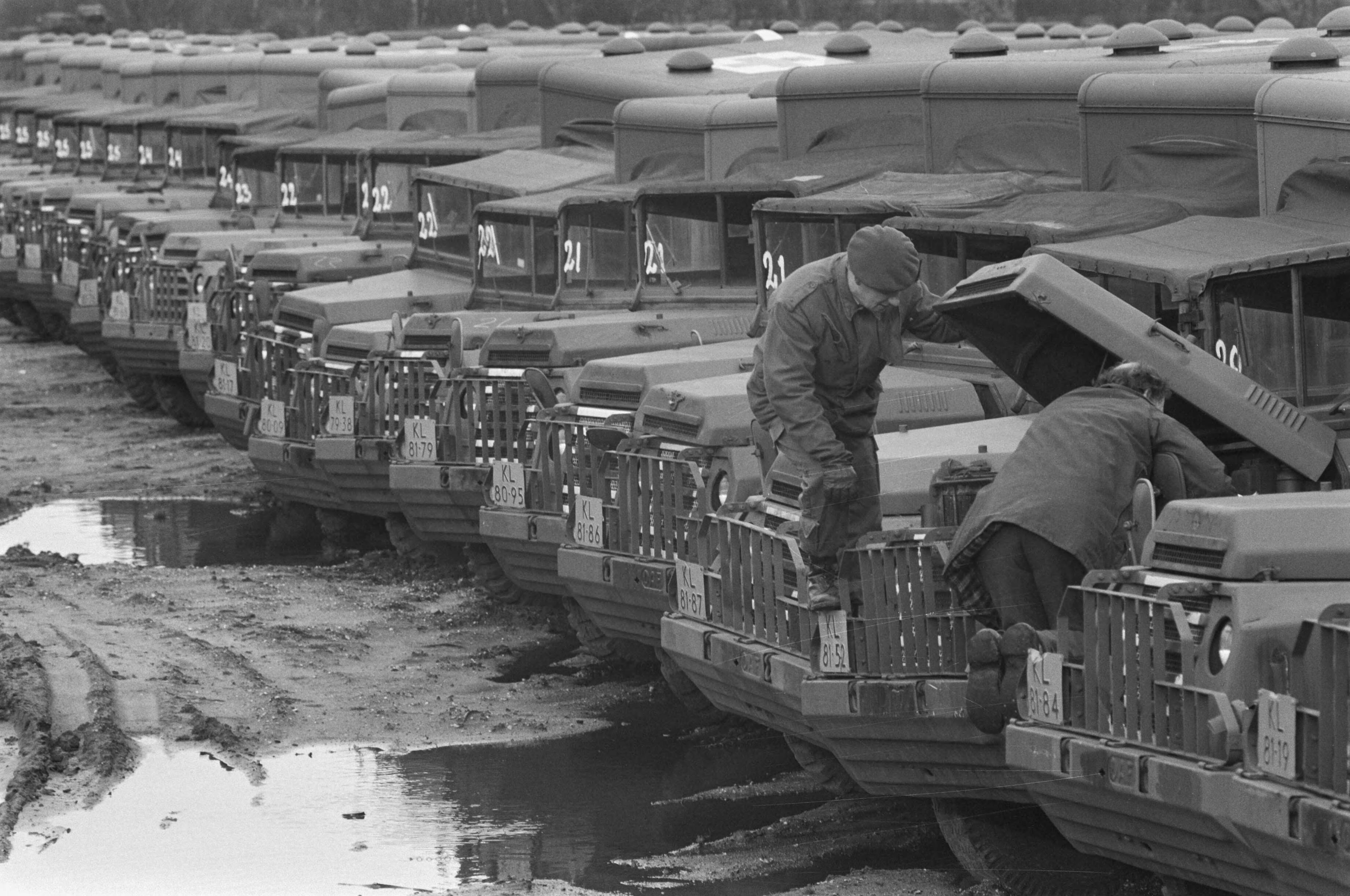 Fotocollectie Anefo — Kijkdag in Soesterberg voor verkoop militaire voertuigen w.o. 150 ziekenautos uit 50-er jaren — Foto: Croes, Rob C. / Anefo. Licentie: Set B: Rechtenvrij / Publiek Domein. Bron: Nationaal Archief. http://hdl.handle.net/10648/ad6f1c32-d0b4-102d-bcf8-003048976d84