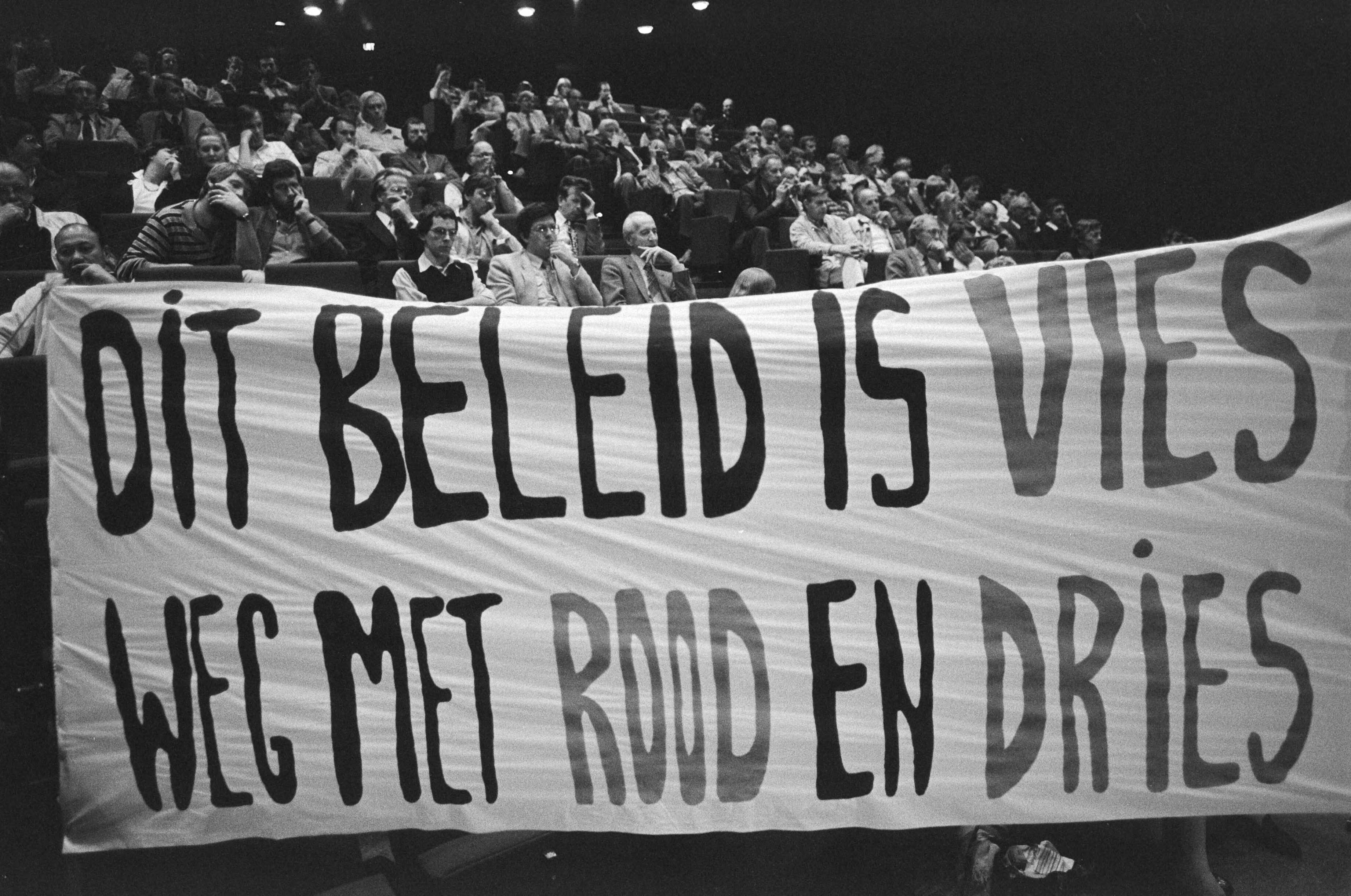 Fotocollectie Anefo — Demonstratieve bijeenkomst CNV in Jaarbeurs in Utrecht — Foto: Antonisse, Marcel / Anefo. Licentie: Set B: Rechtenvrij / Publiek Domein. Bron: Nationaal Archief. http://hdl.handle.net/10648/ad1dab2c-d0b4-102d-bcf8-003048976d84