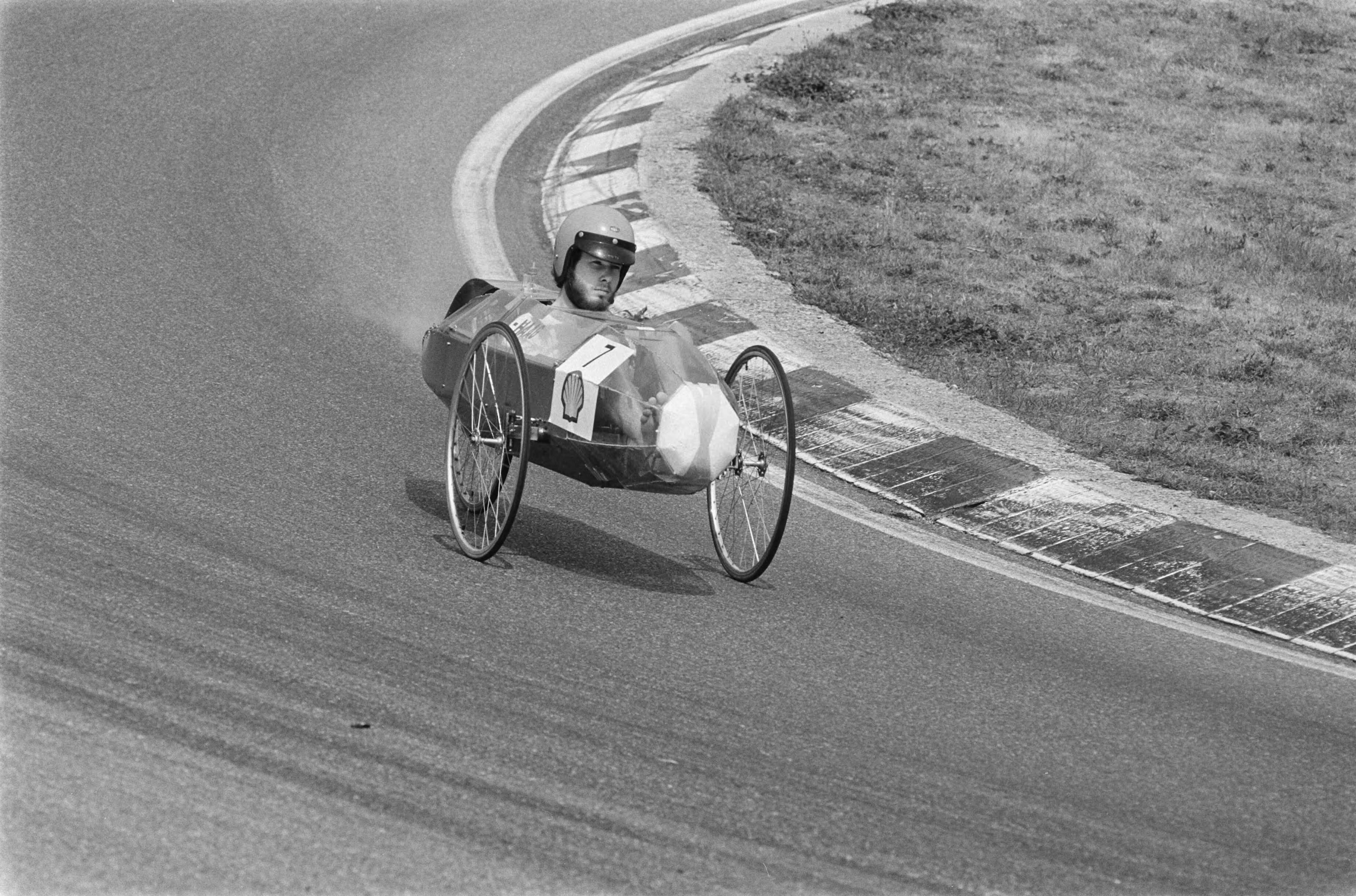 Fotocollectie Anefo — Shell zuinigheidsmarathon op circuit van Zandvoort; nr. 18 : nr. 3 : HTS Amsterdam , nr. 19 : nr. 4 : HTS Groningen , nr. 20 : nr. 7 : HTS Den Haag / — Foto: Bogaerts, Rob / Anefo. Licentie: Set B: Rechtenvrij / Publiek Domein. Bron: Nationaal Archief. http://hdl.handle.net/10648/ace287fe-d0b4-102d-bcf8-003048976d84