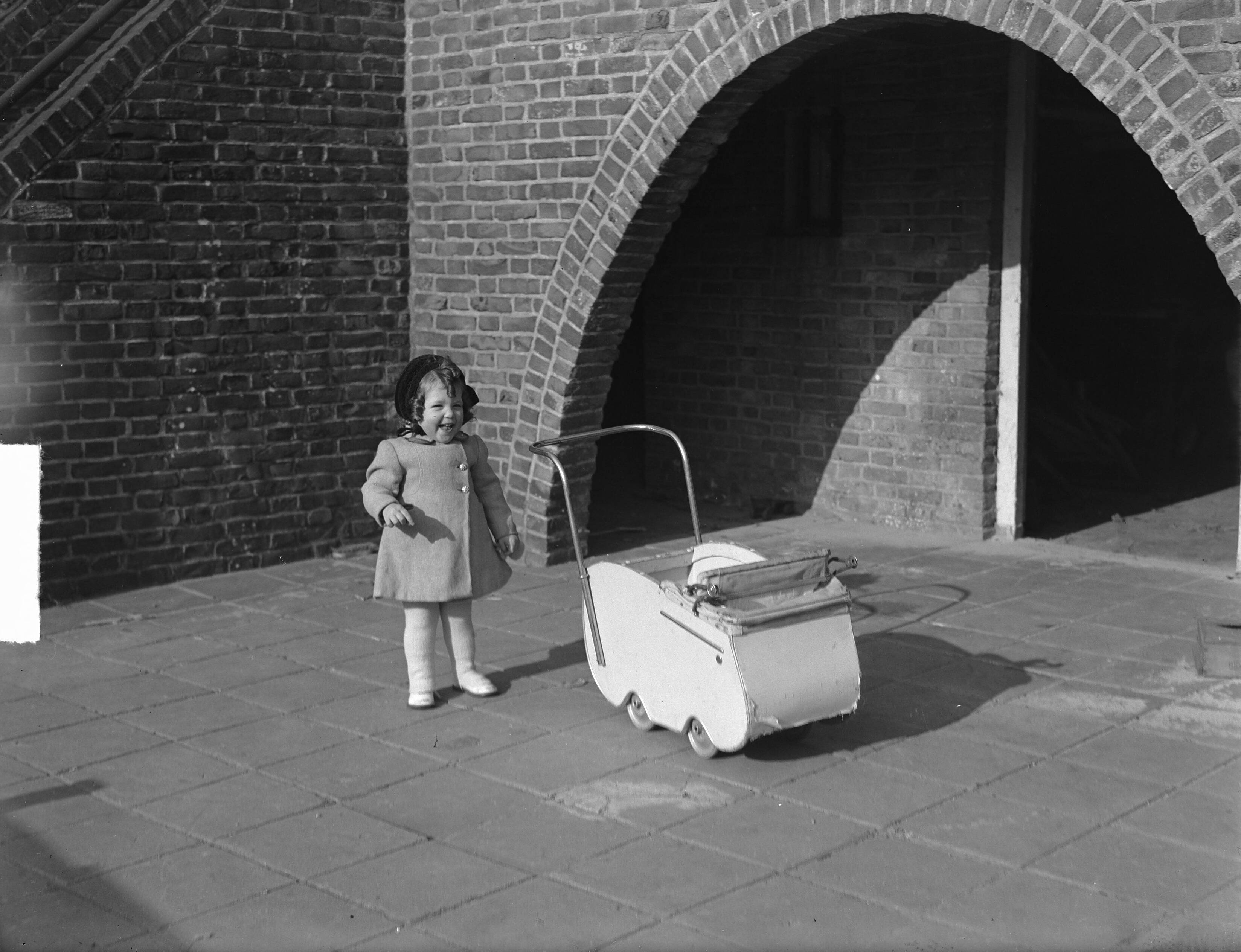 Fotocollectie Anefo — Kindje Familie Wernes-Smeders te Zeist — Foto: Merk, Ben / Anefo. Licentie: Set B: Rechtenvrij / Publiek Domein. Bron: Nationaal Archief. http://hdl.handle.net/10648/a8c47312-d0b4-102d-bcf8-003048976d84