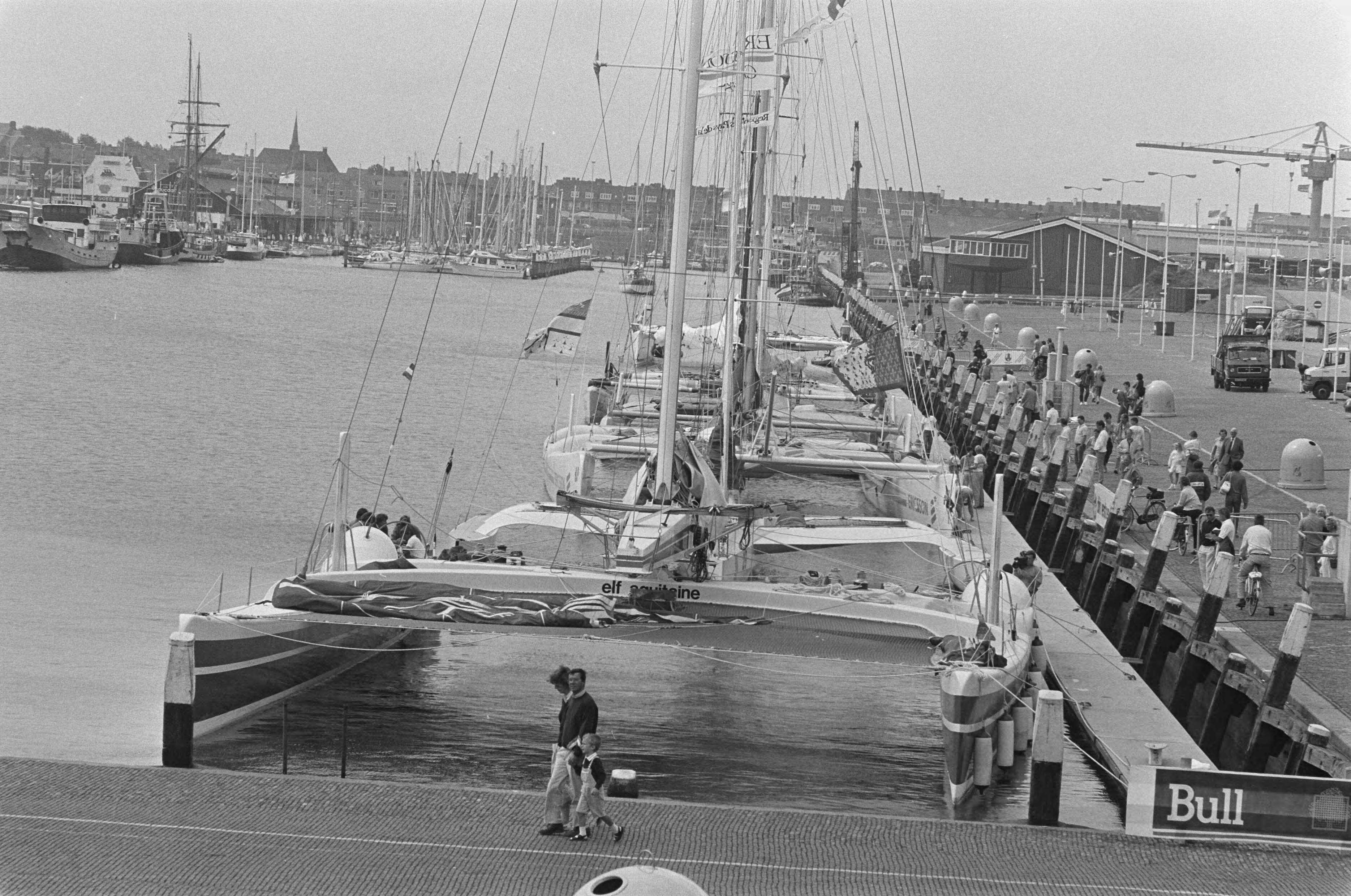 Fotocollectie Anefo — Reuze catamarans in Scheveningen — Foto: Bogaerts, Rob / Anefo. Licentie: Set B: Rechtenvrij / Publiek Domein. Bron: Nationaal Archief. http://hdl.handle.net/10648/ad623f9e-d0b4-102d-bcf8-003048976d84