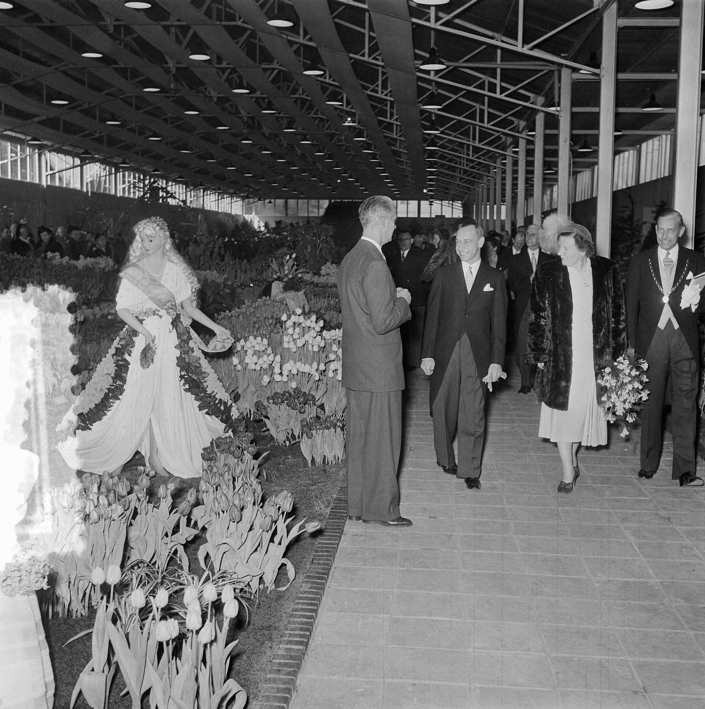 Koningin Juliana opent "Flora" te Heemstede — Foto: Noske, J.D. / Anefo. — Licentie: Set B: Rechtenvrij / Publiek Domein. Bron: Nationaal Archief. http://hdl.handle.net/10648/a908394e-d0b4-102d-bcf8-003048976d84