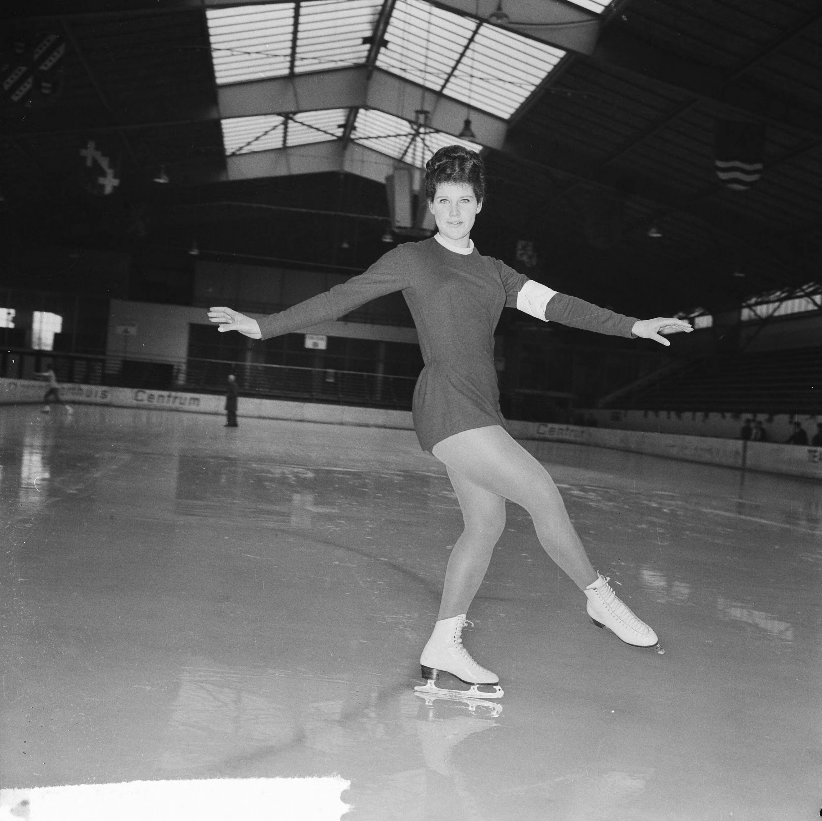 Fotocollectie Anefo — Nationale kampioenschappen kunstrijden 1965, Madeleine Hendriks uit Den Haag in actie — Foto: Nijs, Jac. de / Anefo. Licentie: Set B: Rechtenvrij / Publiek Domein. Bron: Nationaal Archief. http://hdl.handle.net/10648/aa99f9f0-d0b4-102d-bcf8-003048976d84