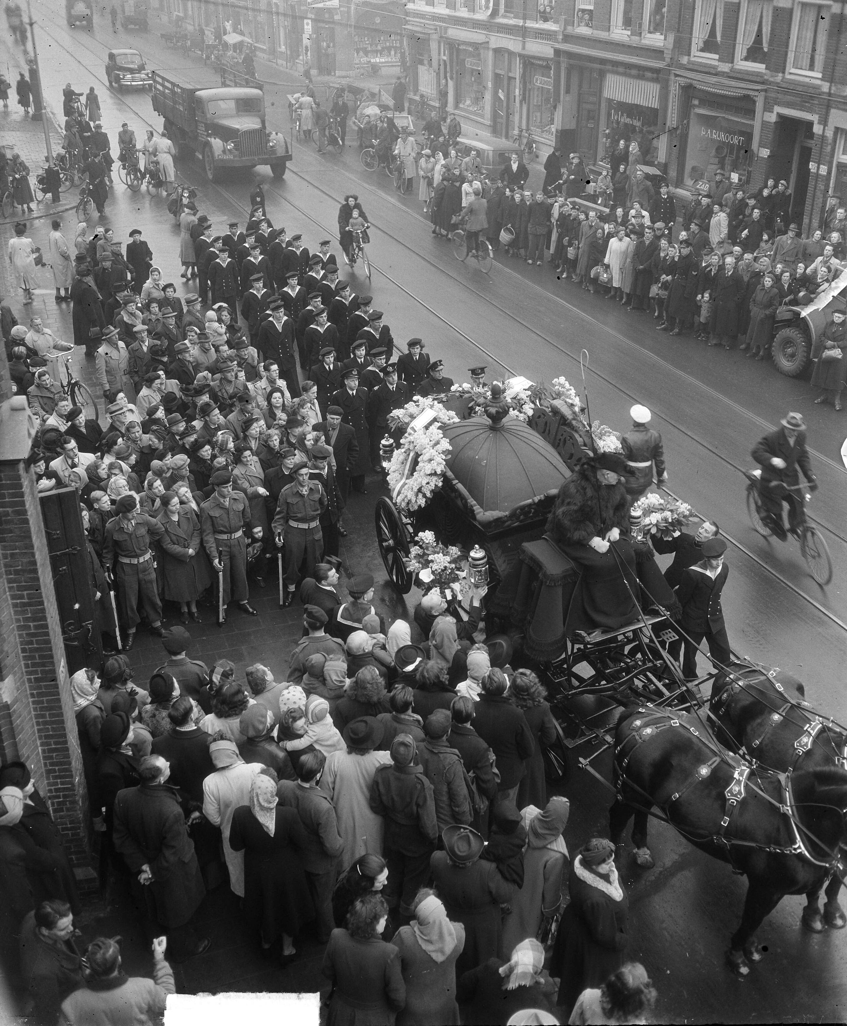 Begrafenis van matroos D.P. Schraven te Den Haag — Foto: Duinen, H. van / Anefo. — Licentie: Set B: Rechtenvrij / Publiek Domein. Bron: Nationaal Archief. http://hdl.handle.net/10648/a8e71976-d0b4-102d-bcf8-003048976d84
