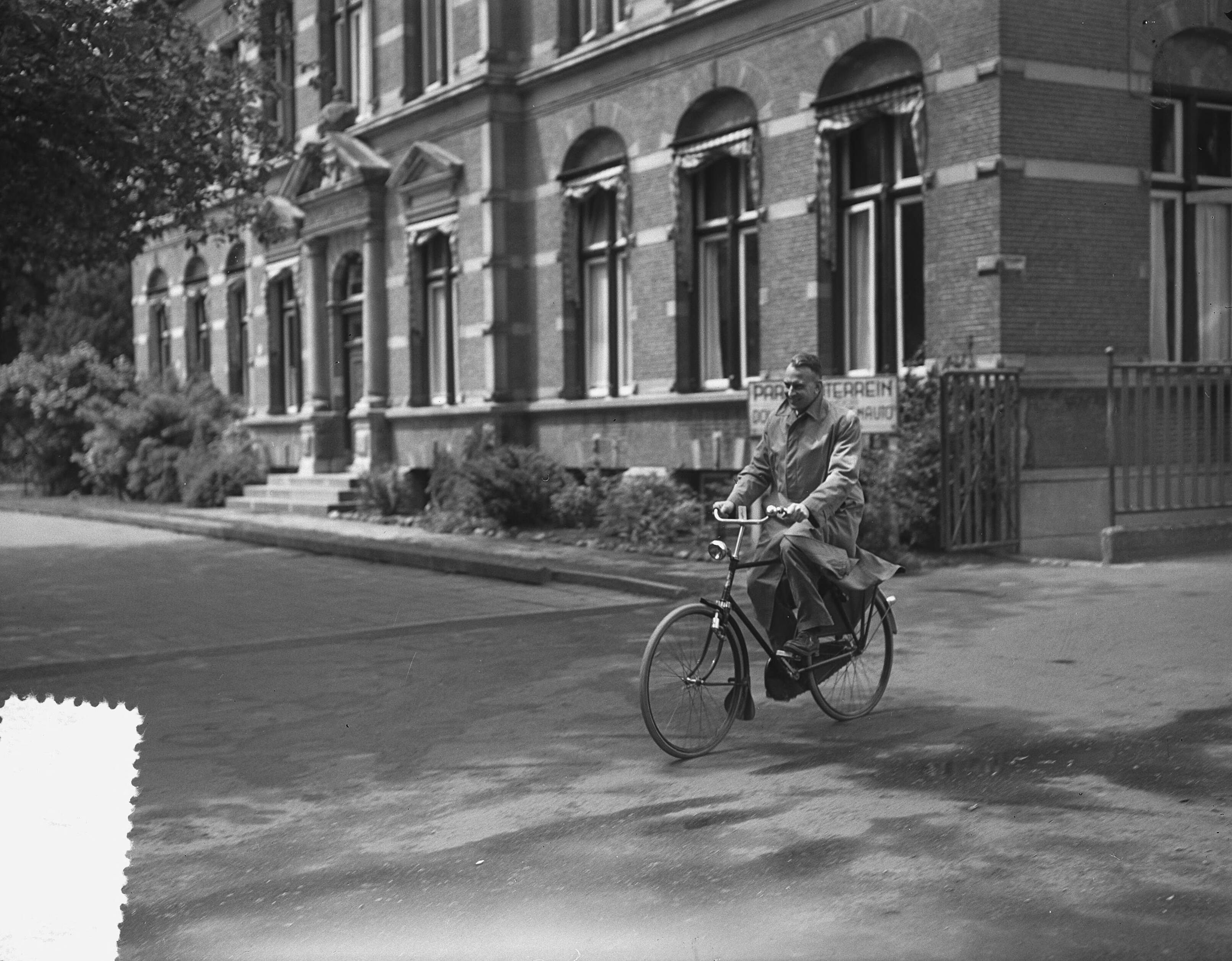 Fotocollectie Anefo — Operatie scheiding Siamese tweeling in Leeuwarden. Chirurgen verlaten het Diaconessenziekenhuis op de fiets — Foto: Bilsen, Joop van / Anefo. Licentie: Set B: Rechtenvrij / Publiek Domein. Bron: Nationaal Archief. http://hdl.handle.net/10648/a92386b8-d0b4-102d-bcf8-003048976d84